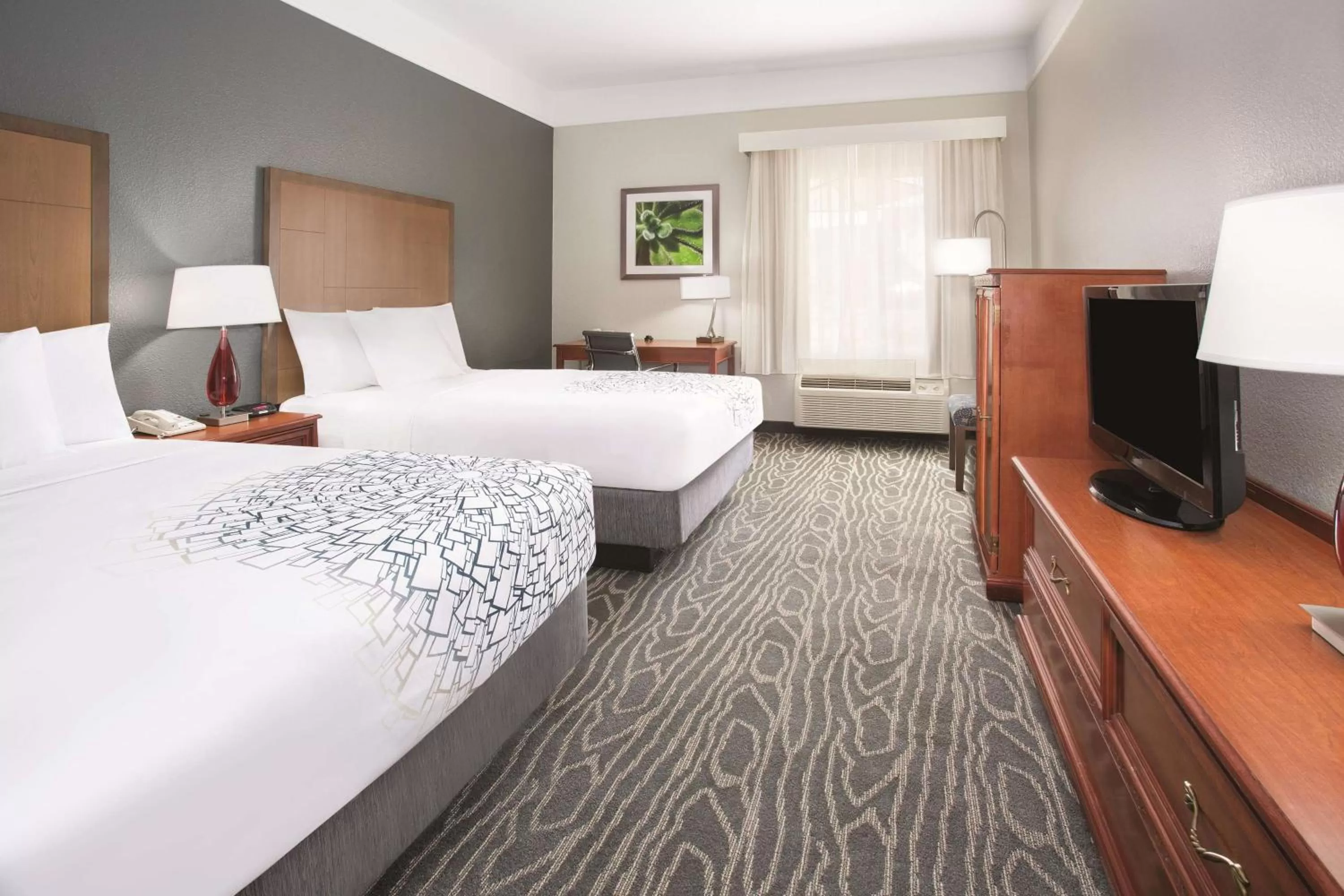 Photo of the whole room, Bed in La Quinta by Wyndham Gallup