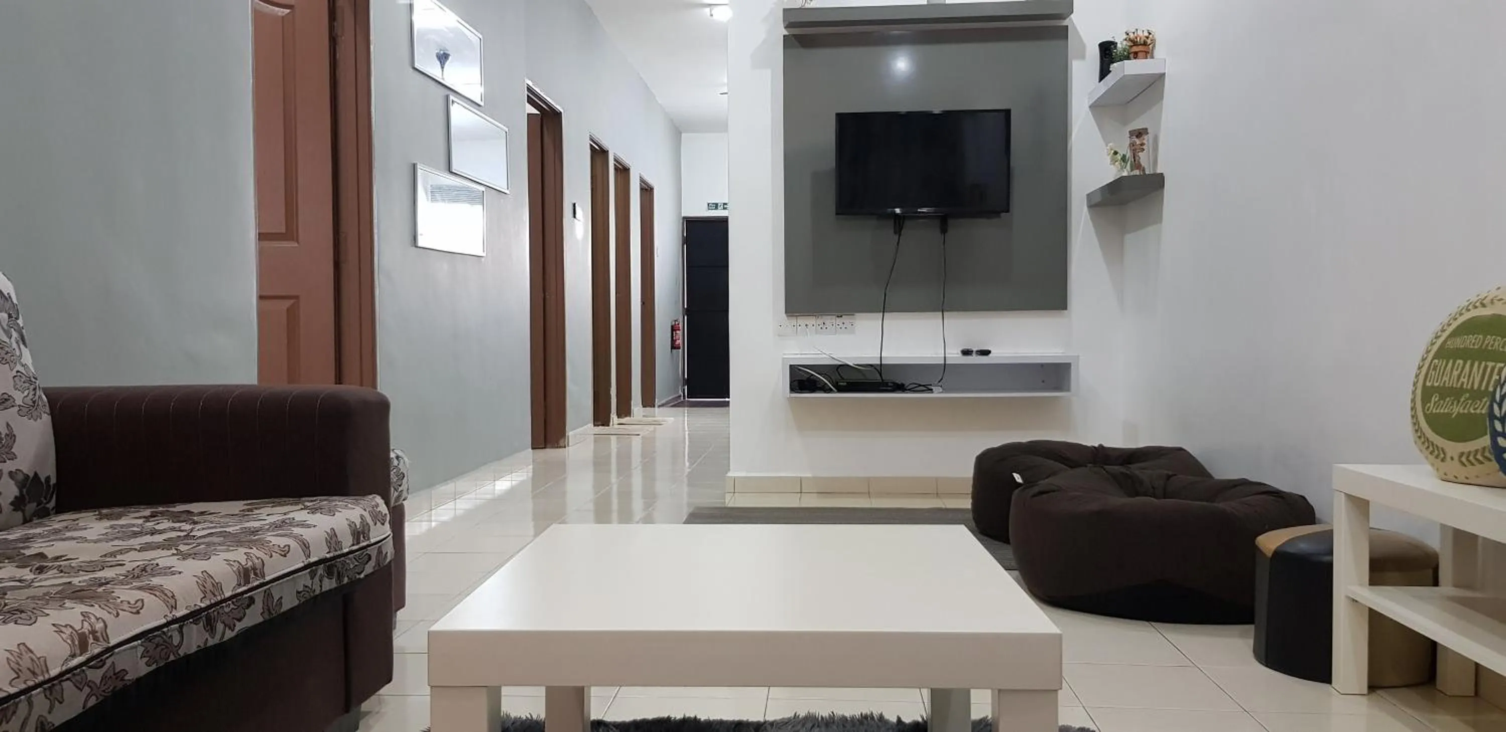 Communal lounge/ TV room in Fahaz Lumut Homestay