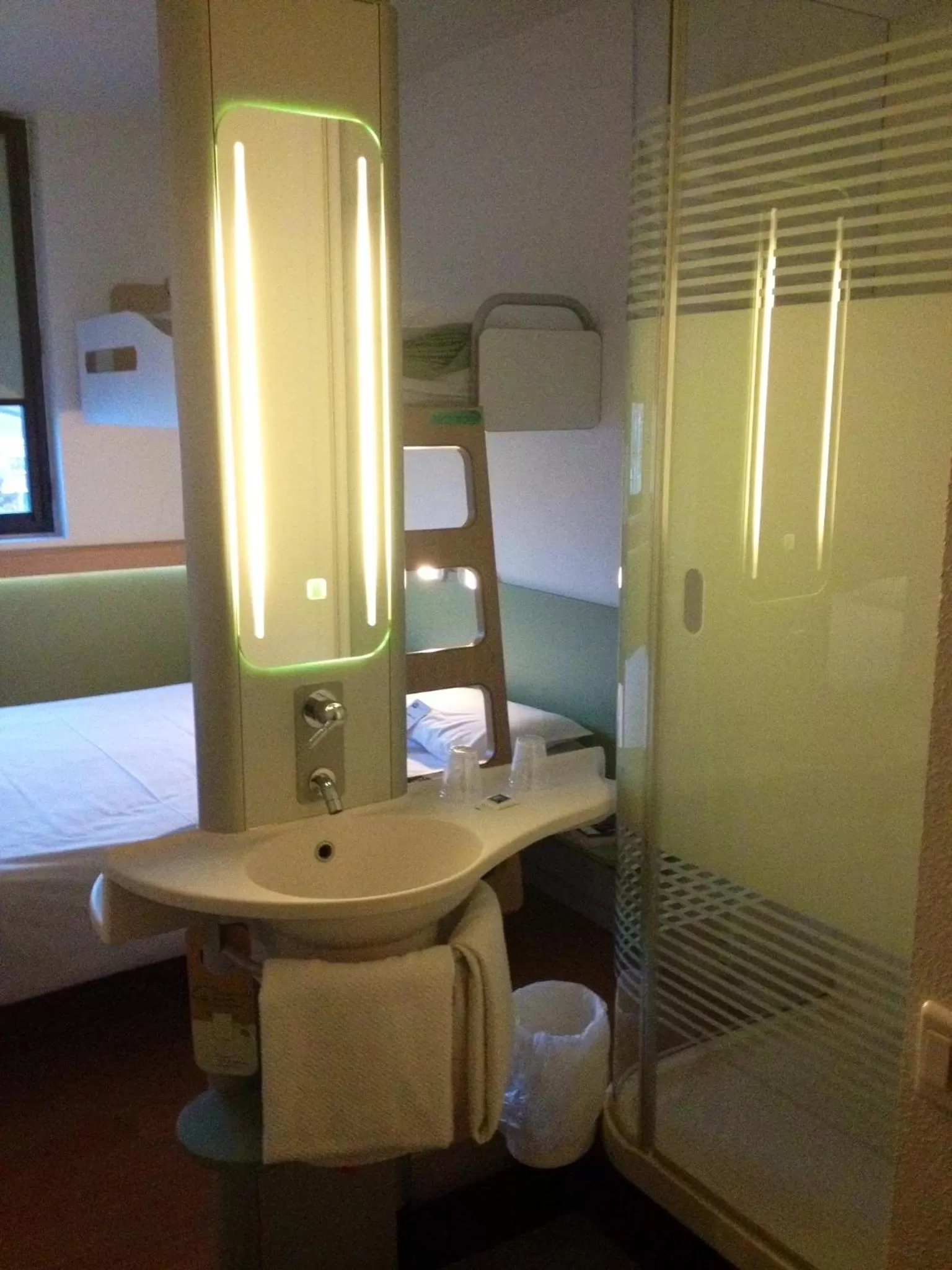 Shower, Bed in ibis budget Saint-Quentin Centre Gare