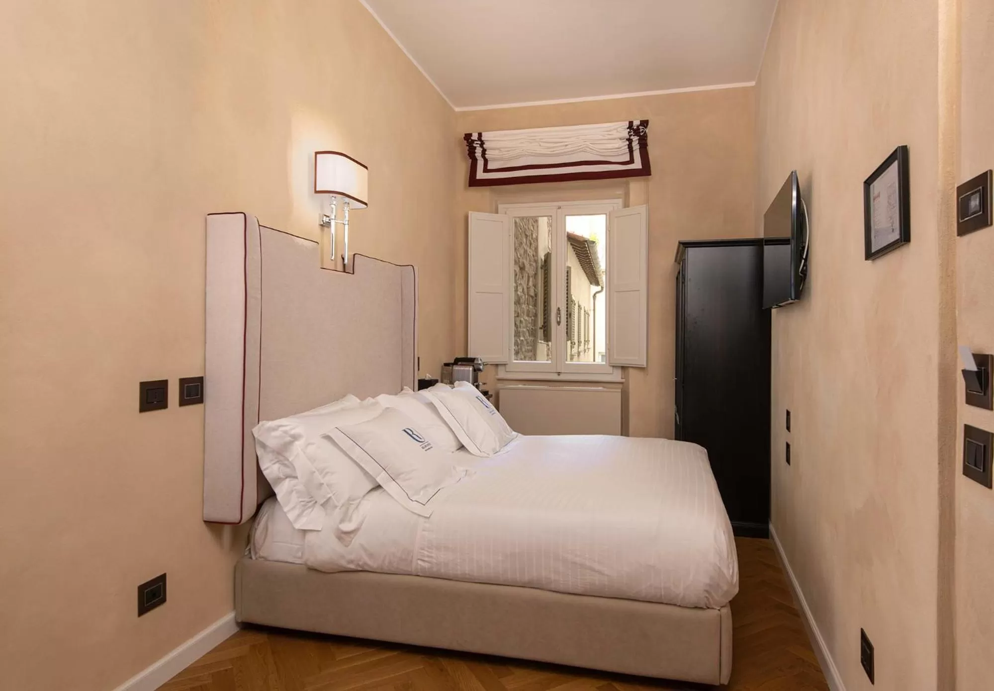 Photo of the whole room, Bed in Relais Uffizi