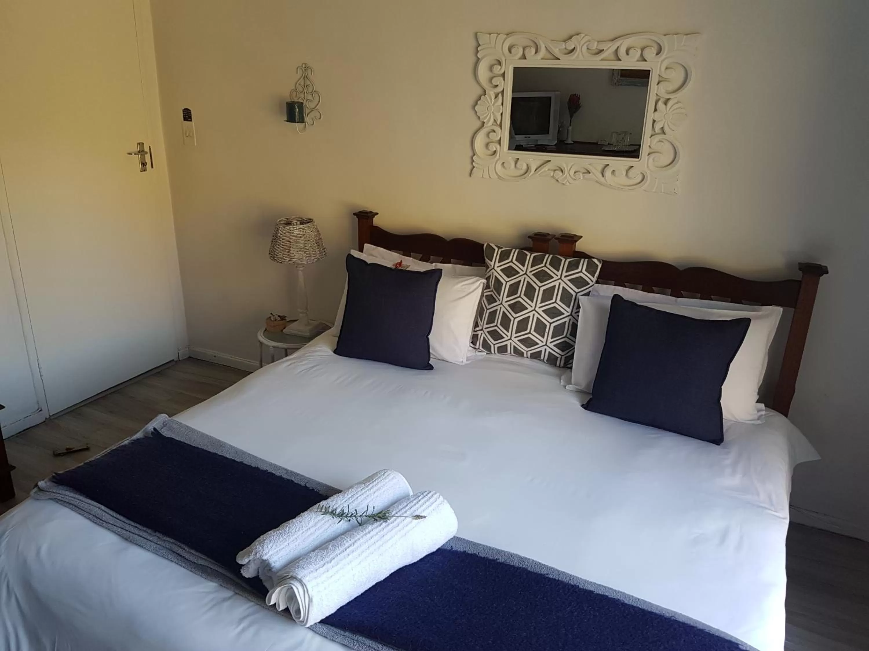 Bed in Forword's River Lodge