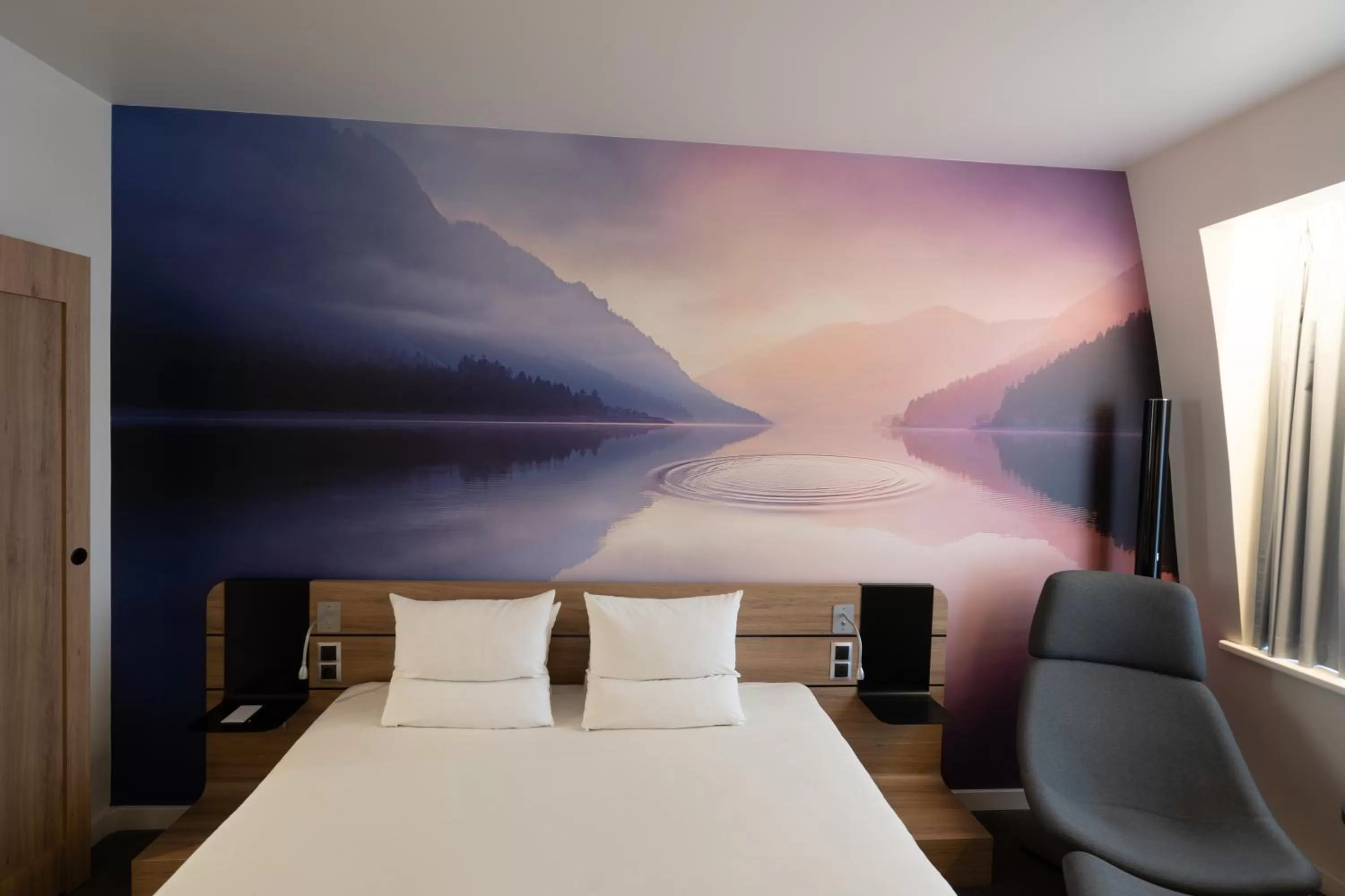 Property building, Bed in Novotel Vilnius Centre