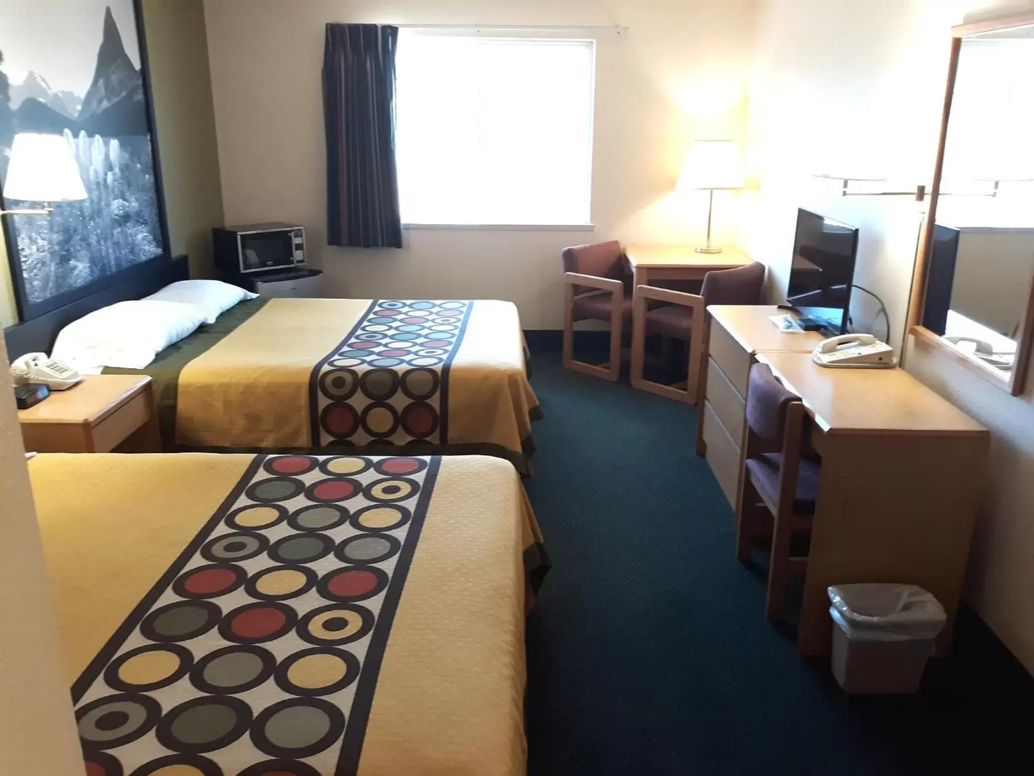 Deluxe Queen Room - Non-Smoking in Super 8 by Wyndham Hamilton Deluxe Queen Room - Non-Smoking in Super 8 by Wyndham Hamilton