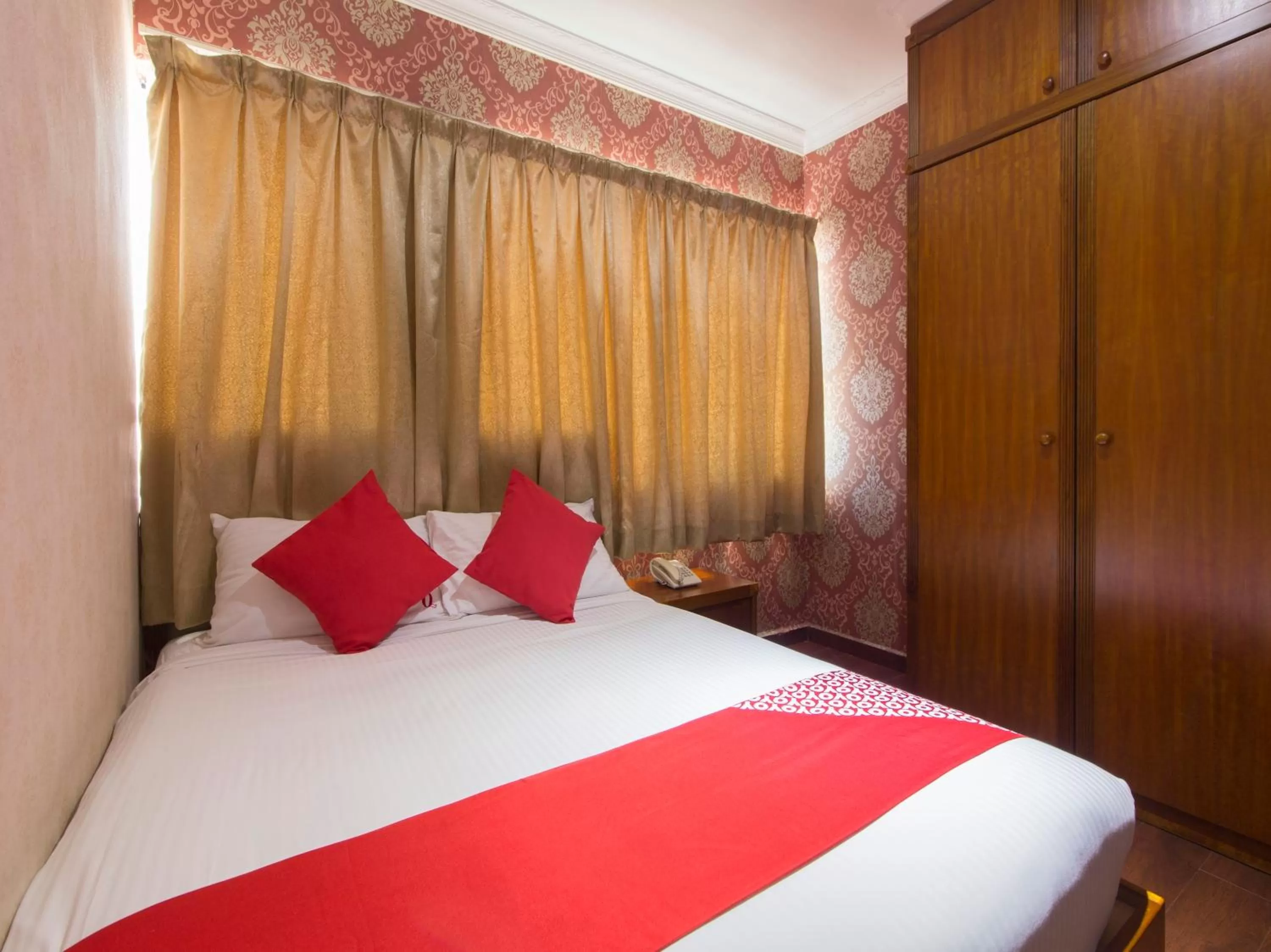 Deluxe Double Room in Super OYO 998 Queen City Hotel