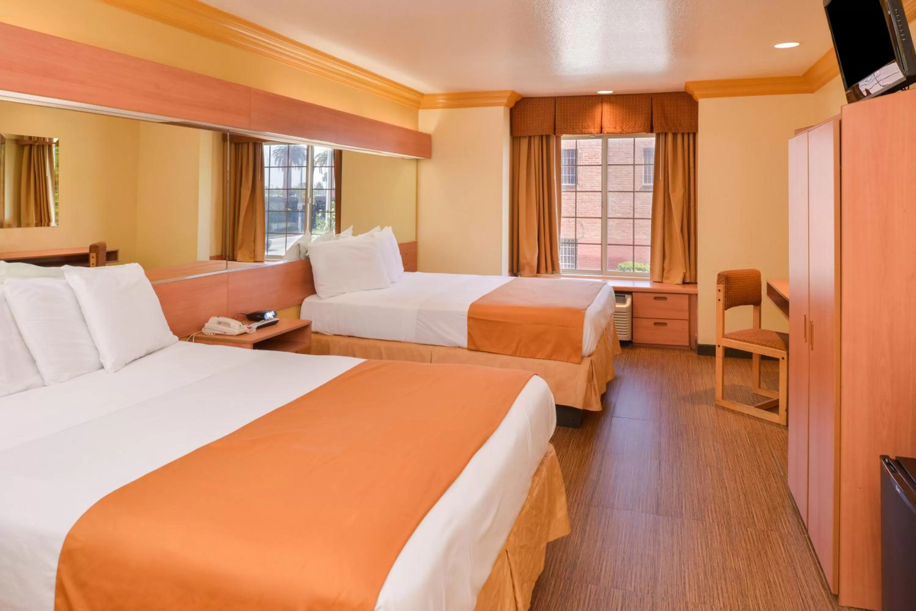 Bedroom, Bed in H3 Inn & Suites - LAX Airport - Los Angeles