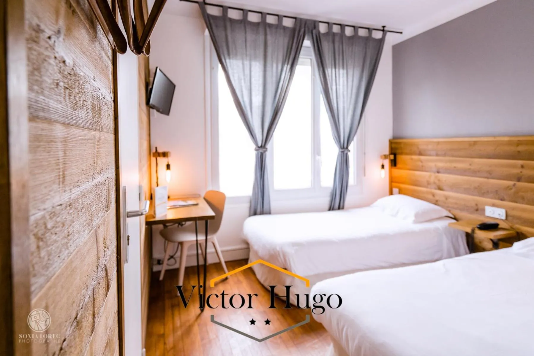 Bed in Hôtel Victor Hugo Lorient