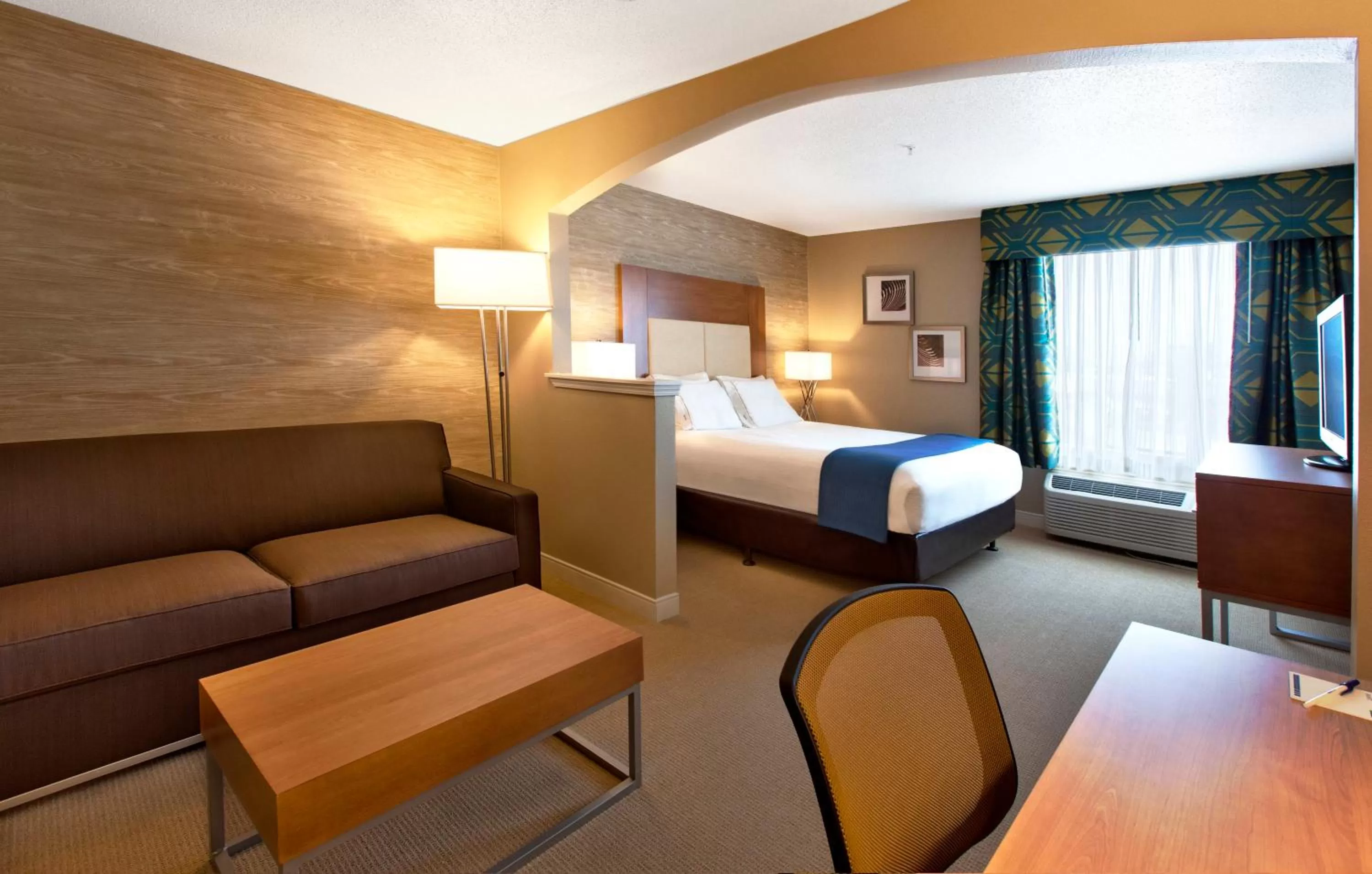 Photo of the whole room, Bed in Holiday Inn & Suites Spring - The Woodlands