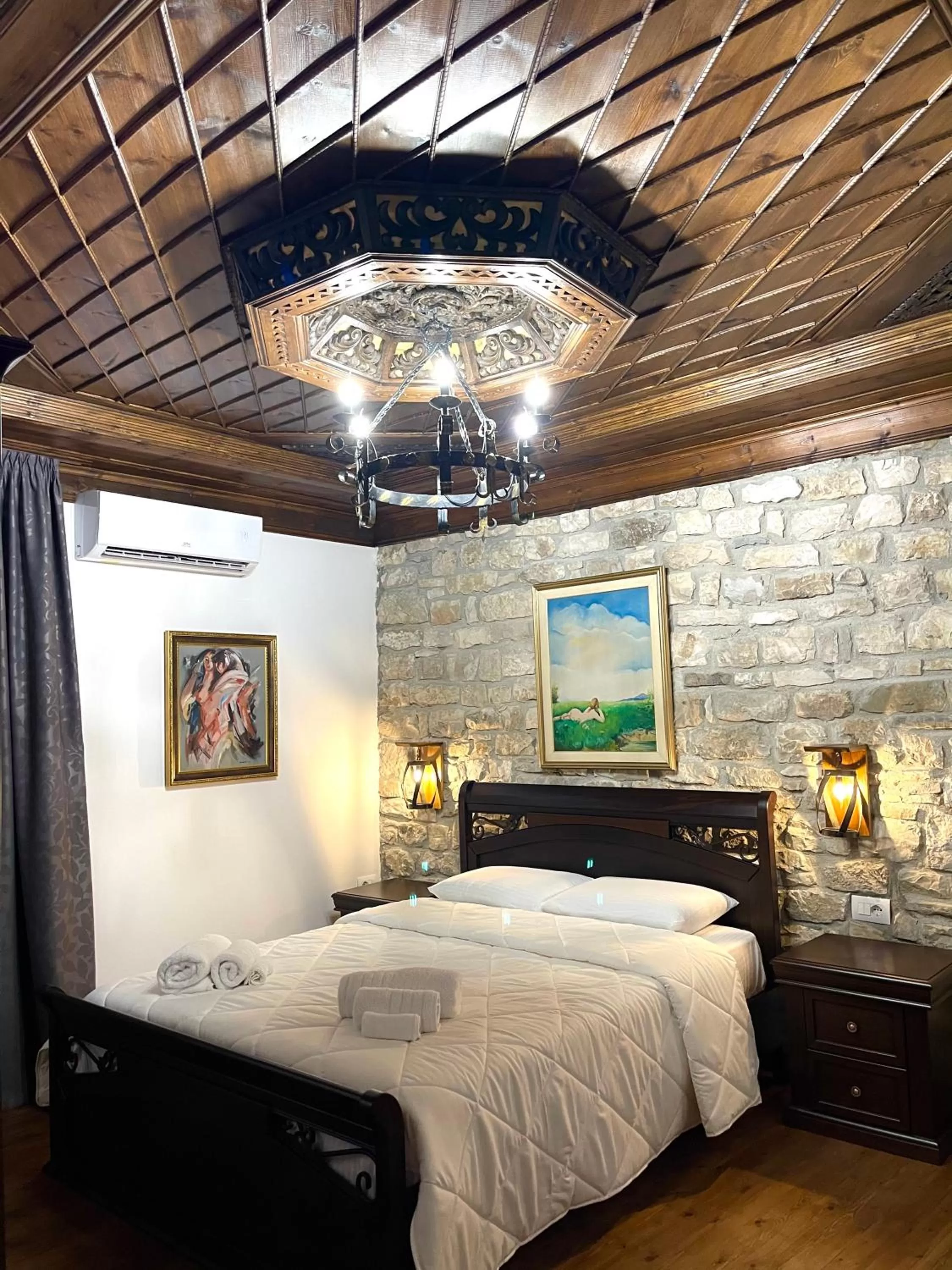 Bed in White House Berat