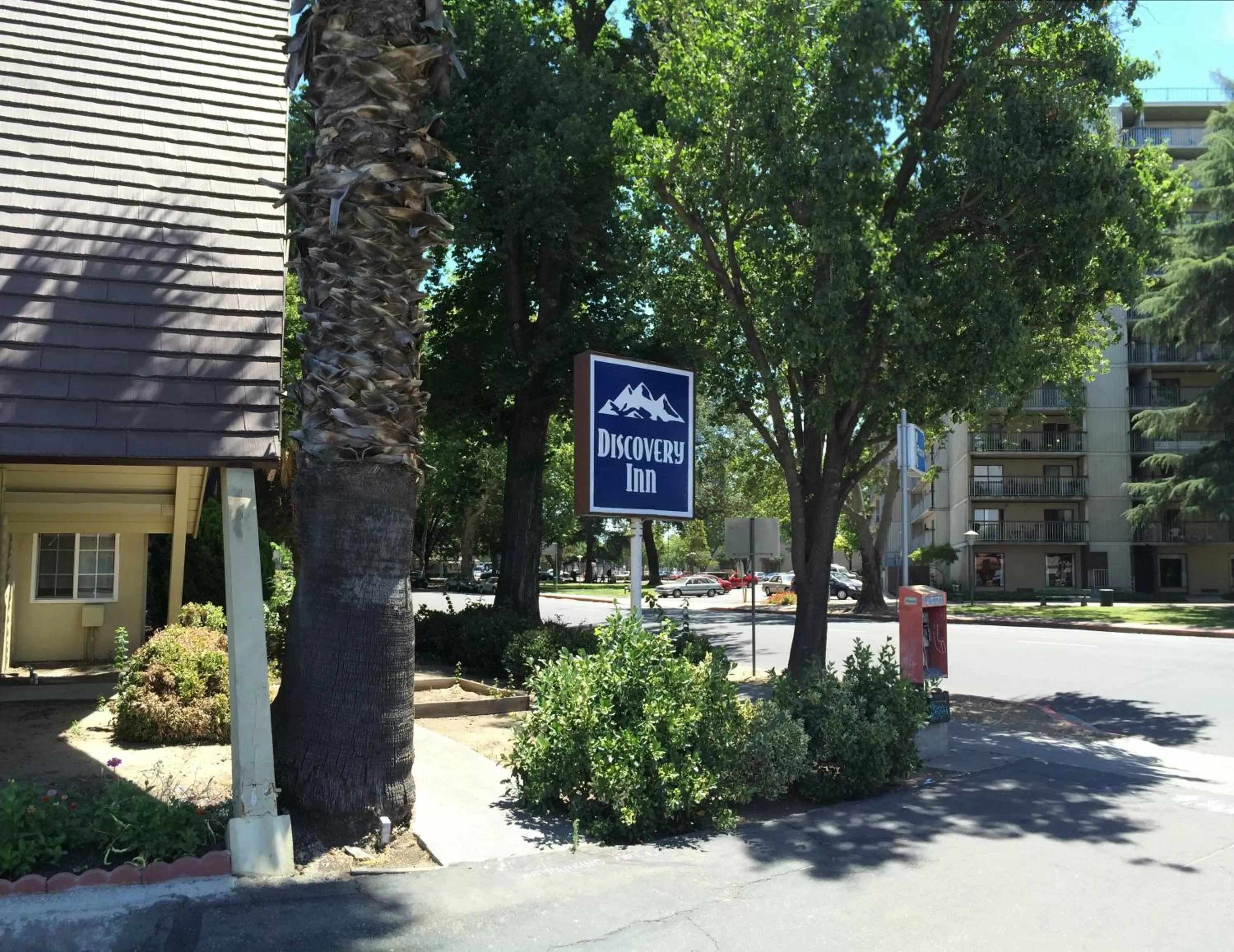 Property logo or sign in Discovery Inn