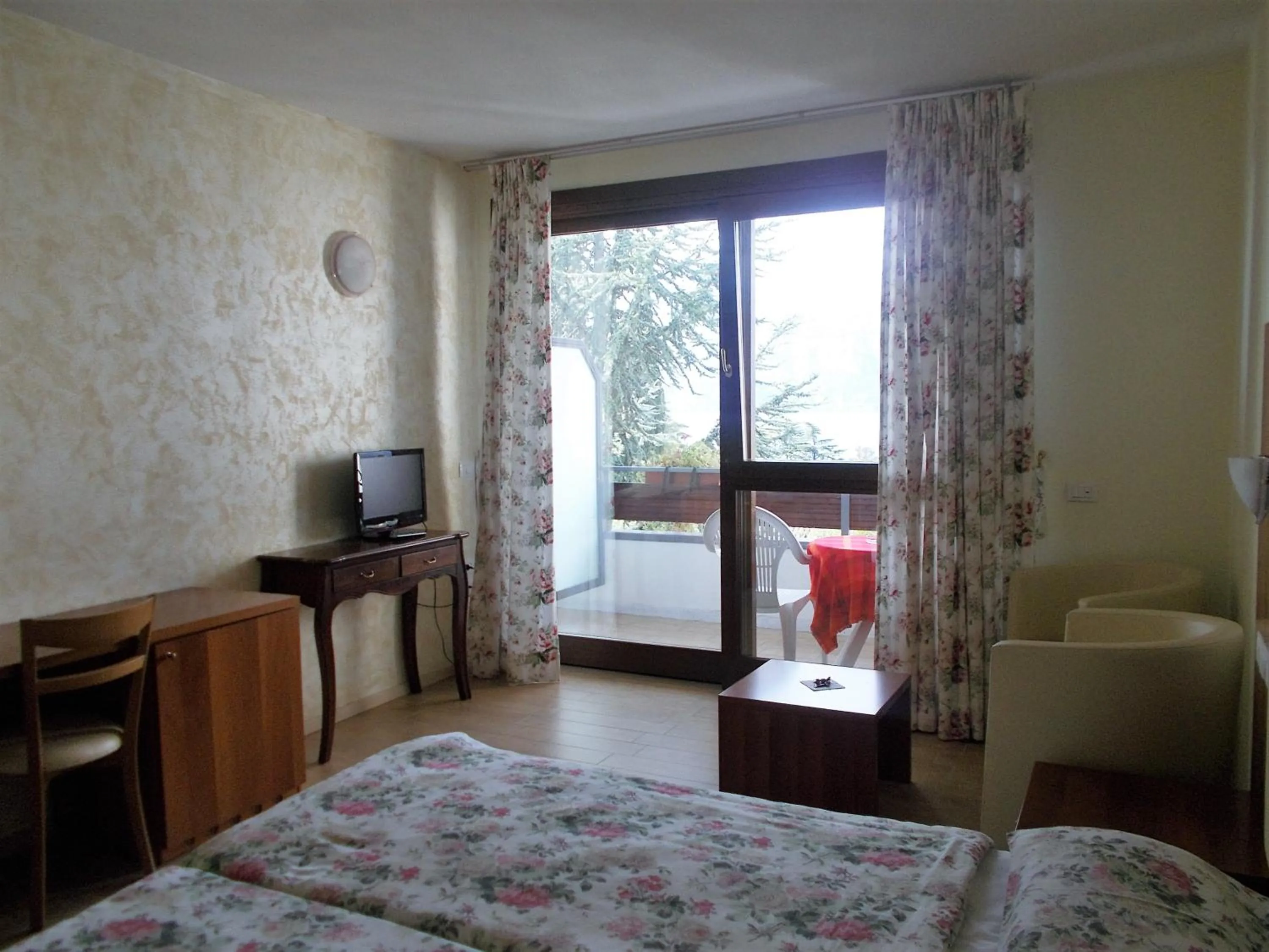 Balcony/Terrace, Bed in Hotel Laura Christina