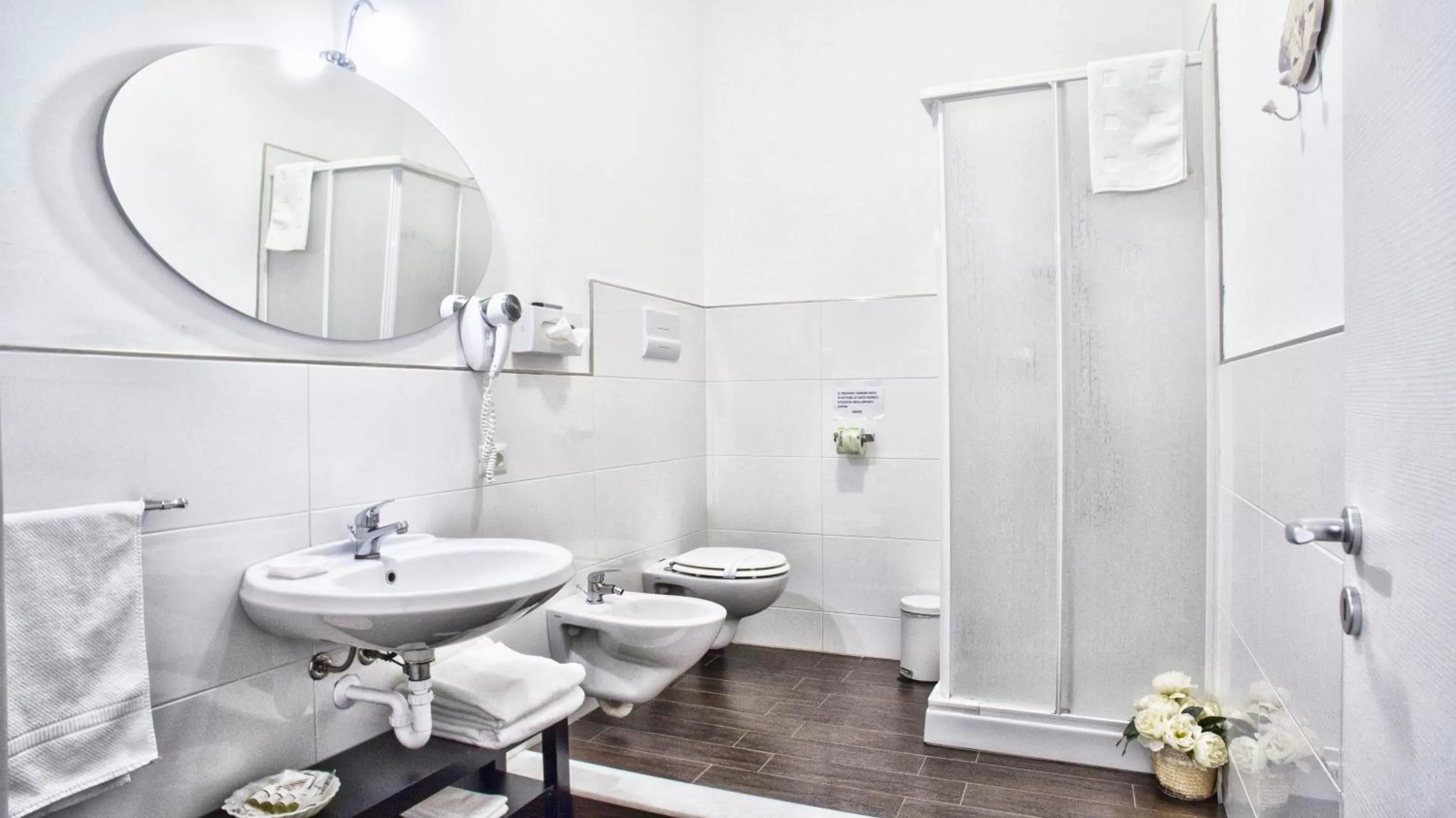 Property building, Bathroom in B&B Rosaly