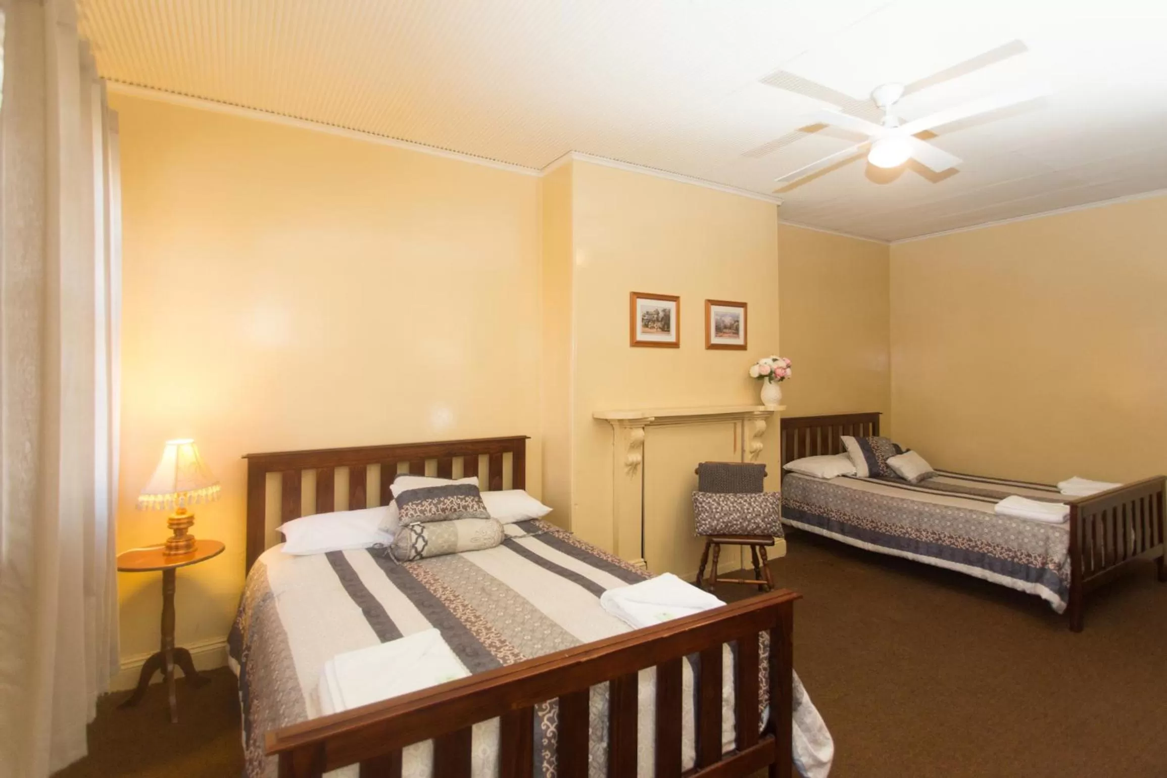 Bedroom in Southern Railway Hotel Goulburn