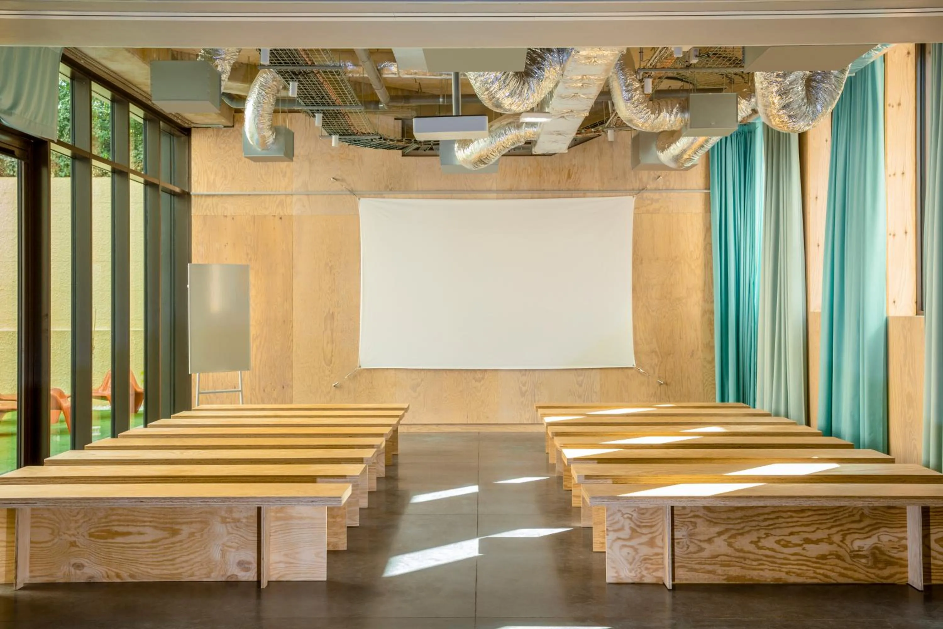 Meeting/conference room in JO&JOE Paris Gentilly - Auberge de Jeunesse