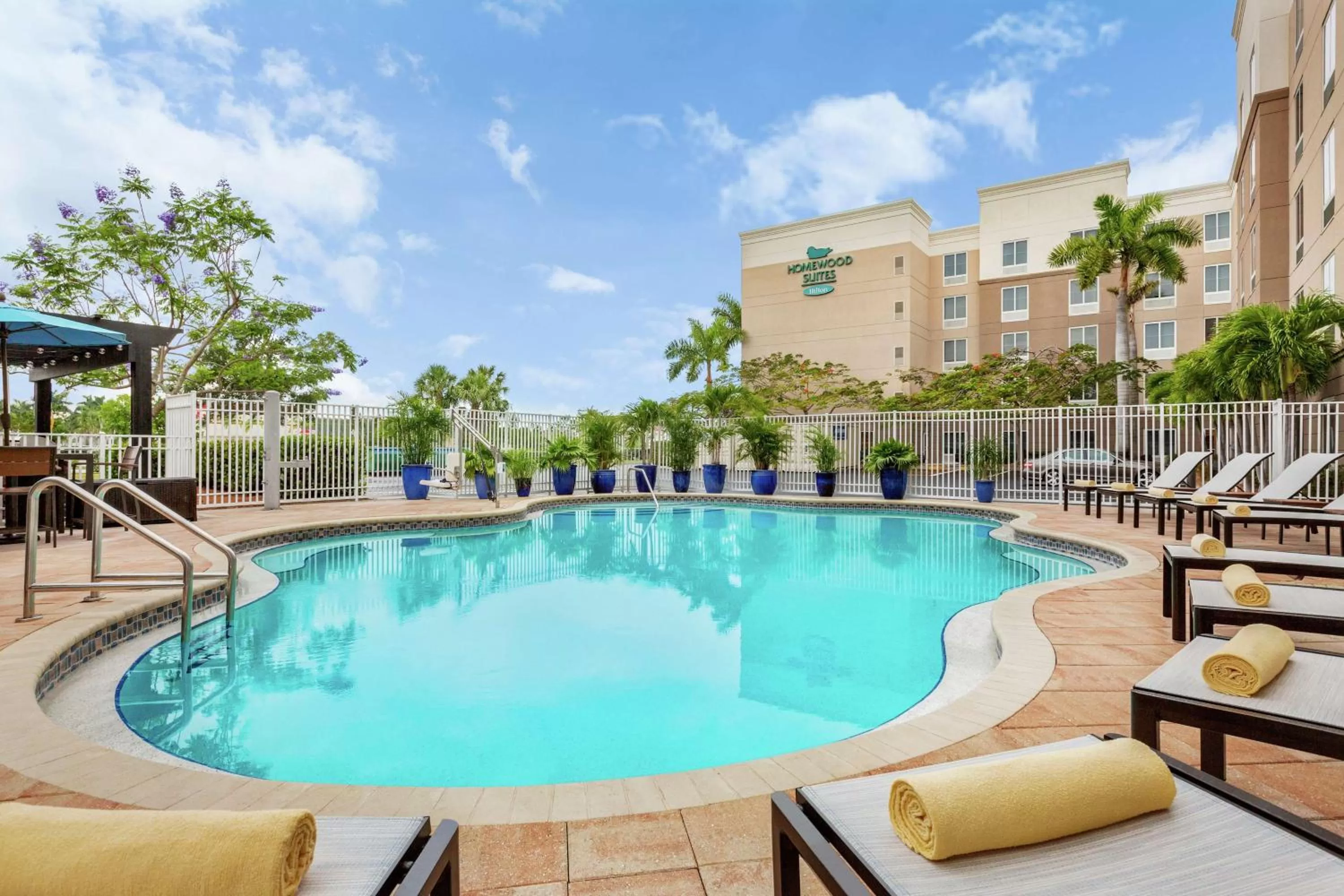 Swimming pool in Homewood Suites Fort Myers Airport - FGCU