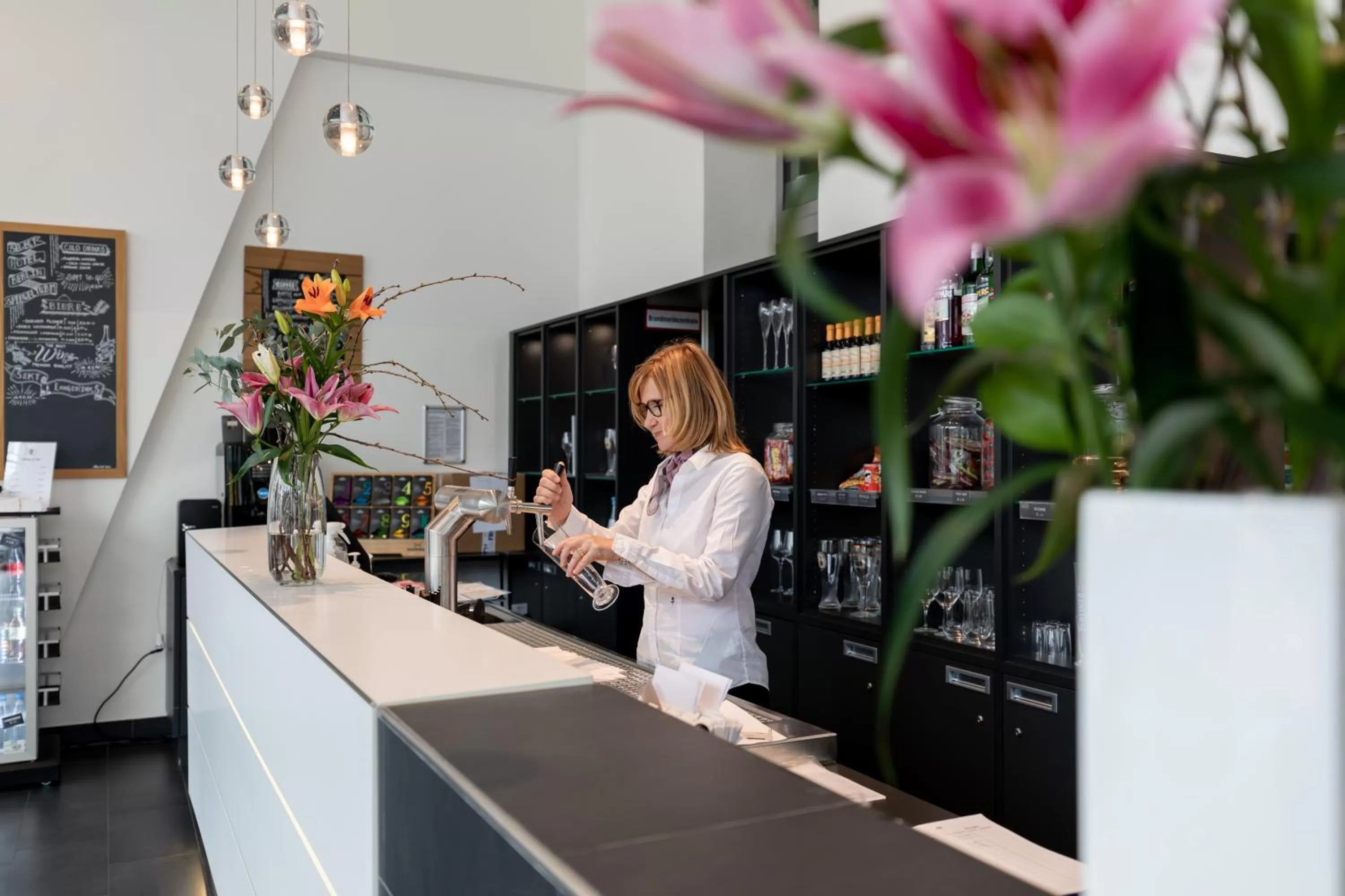 Lounge or bar in Garner Hotel Berlin - Spandau by IHG