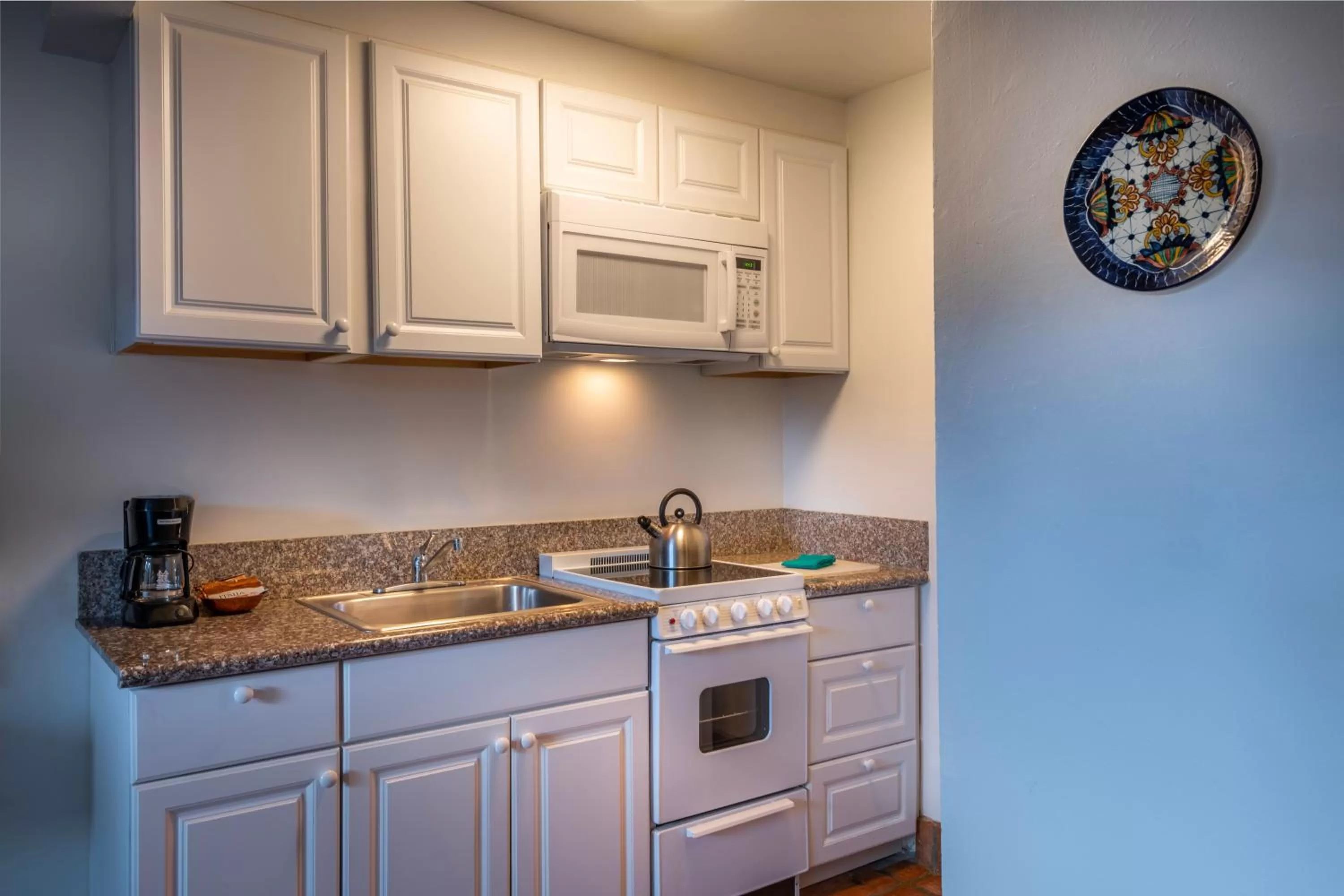 Kitchen or kitchenette in Hotel Pepper Tree Boutique Kitchen Studios - Anaheim