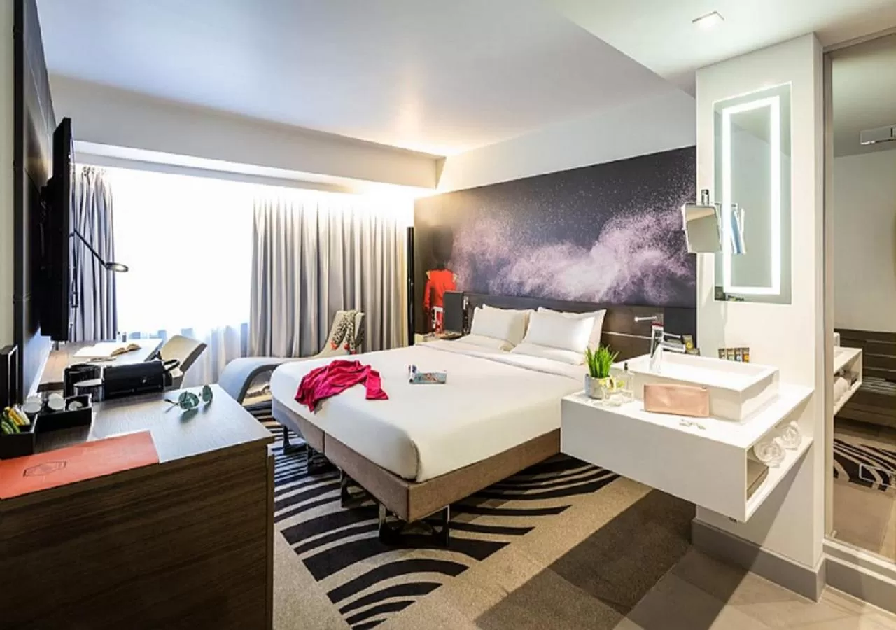 Bathroom, Bed in Novotel London Tower Bridge