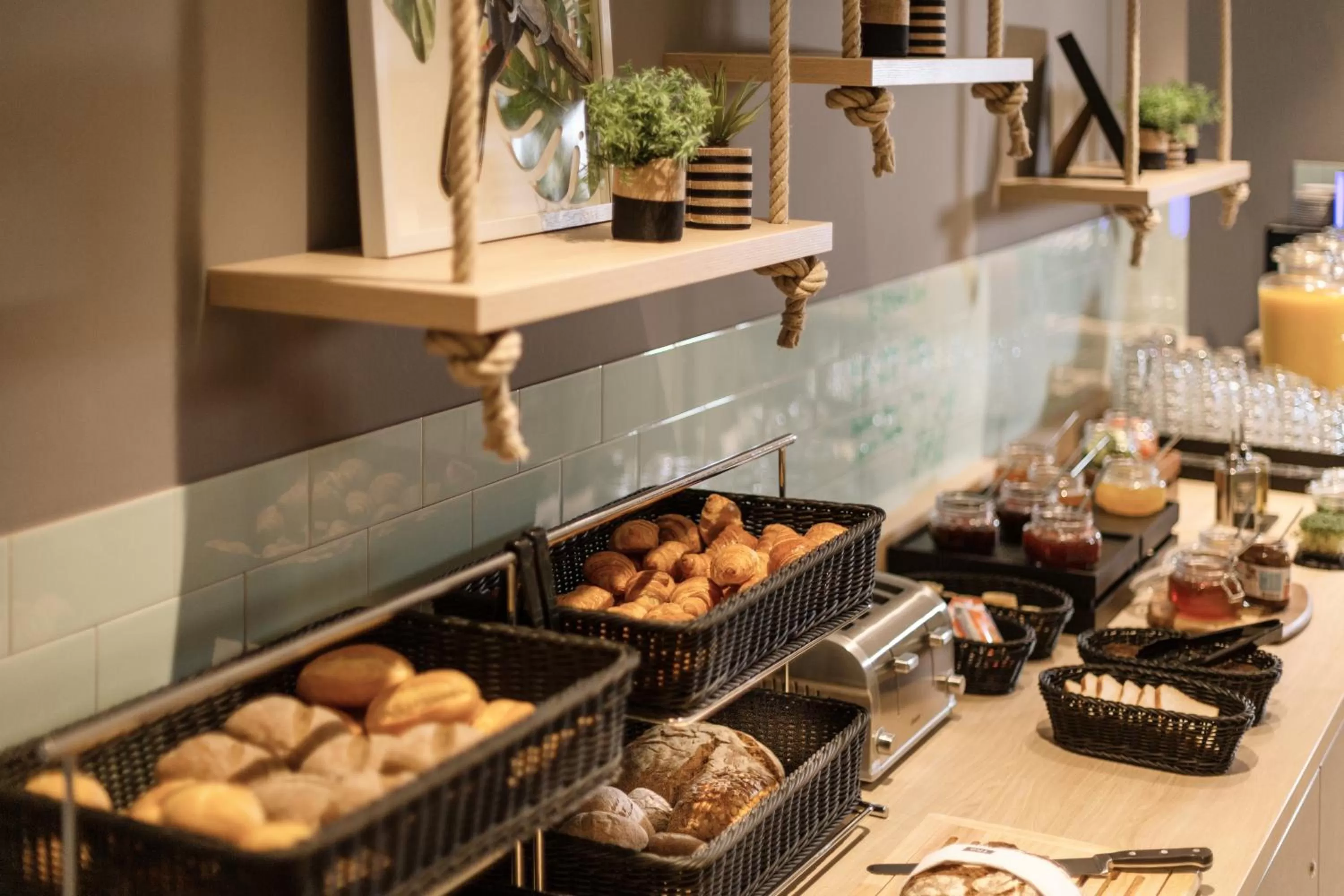 Food and drinks in Holiday Inn - the niu, Crusoe Bremen Airport by IHG