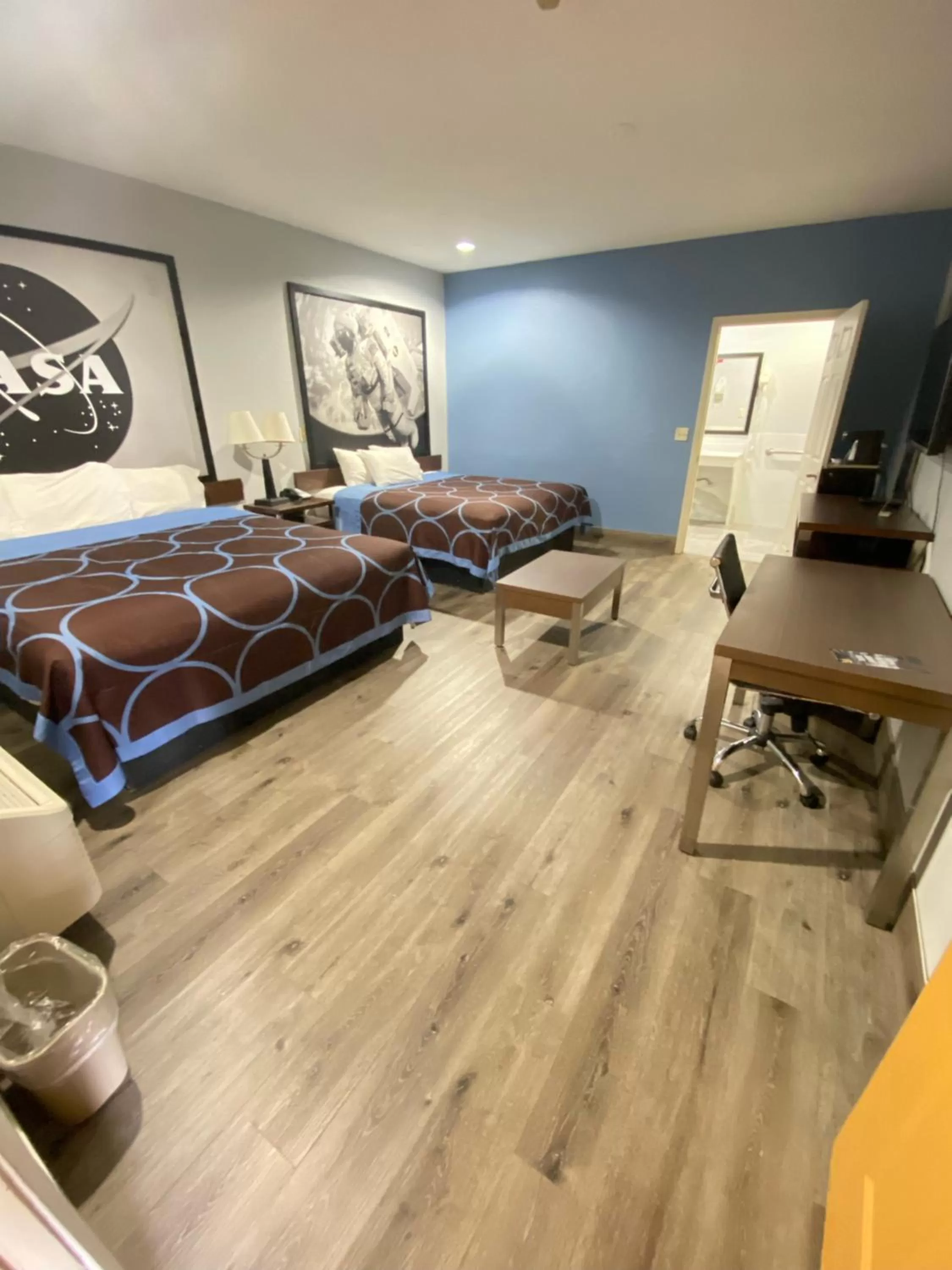 Photo of the whole room, Bed in Super 8 by Wyndham Houston Hobby Airport South