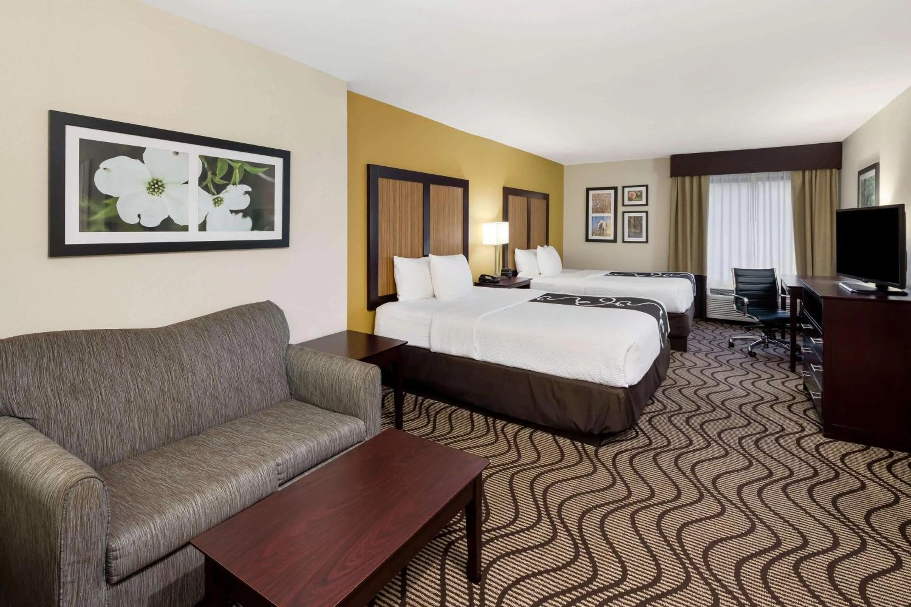 Photo of the whole room, Bed in La Quinta by Wyndham LaGrange / I-85