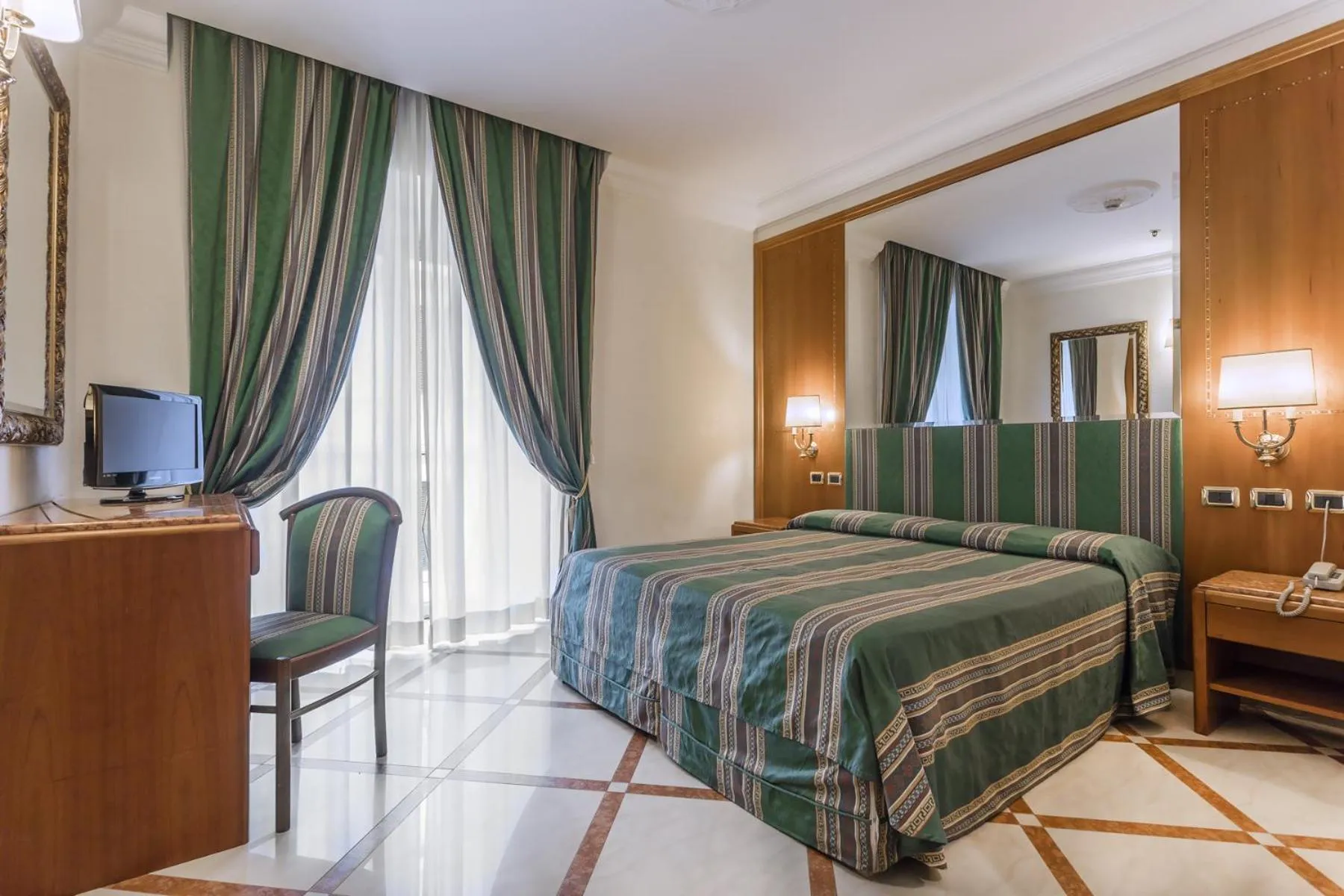 Bedroom, Bed in Raeli Hotel Regio