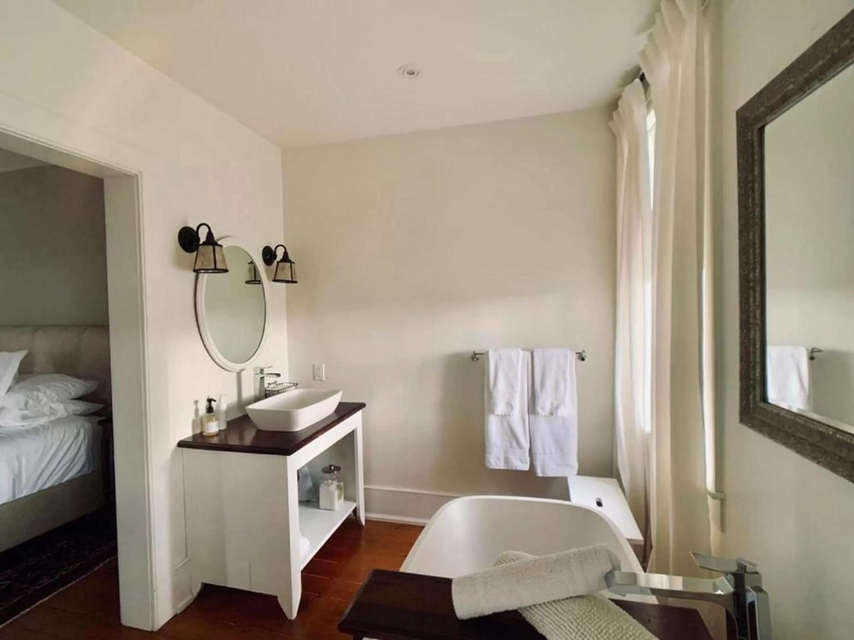 Bathroom, Bed in Woodbourne Inn