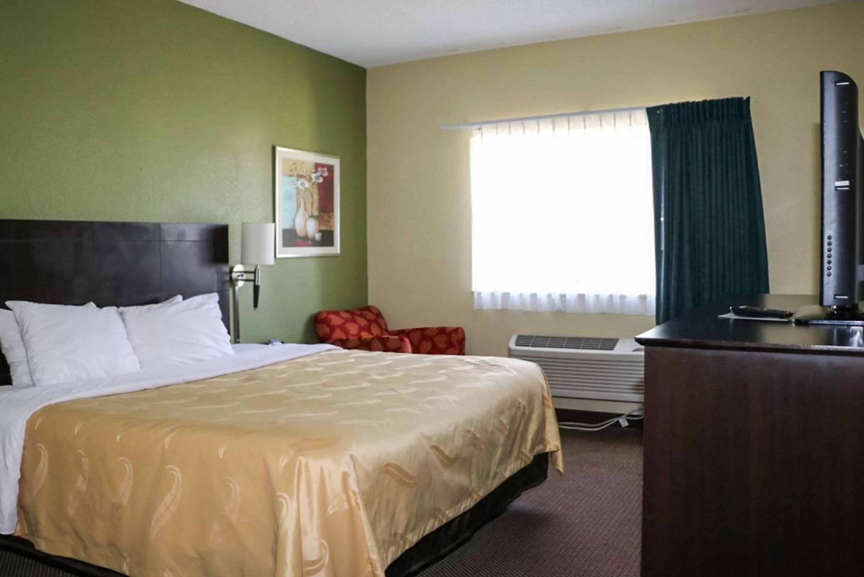 Photo of the whole room, Bed in Quality Inn Evansville Eastland Area