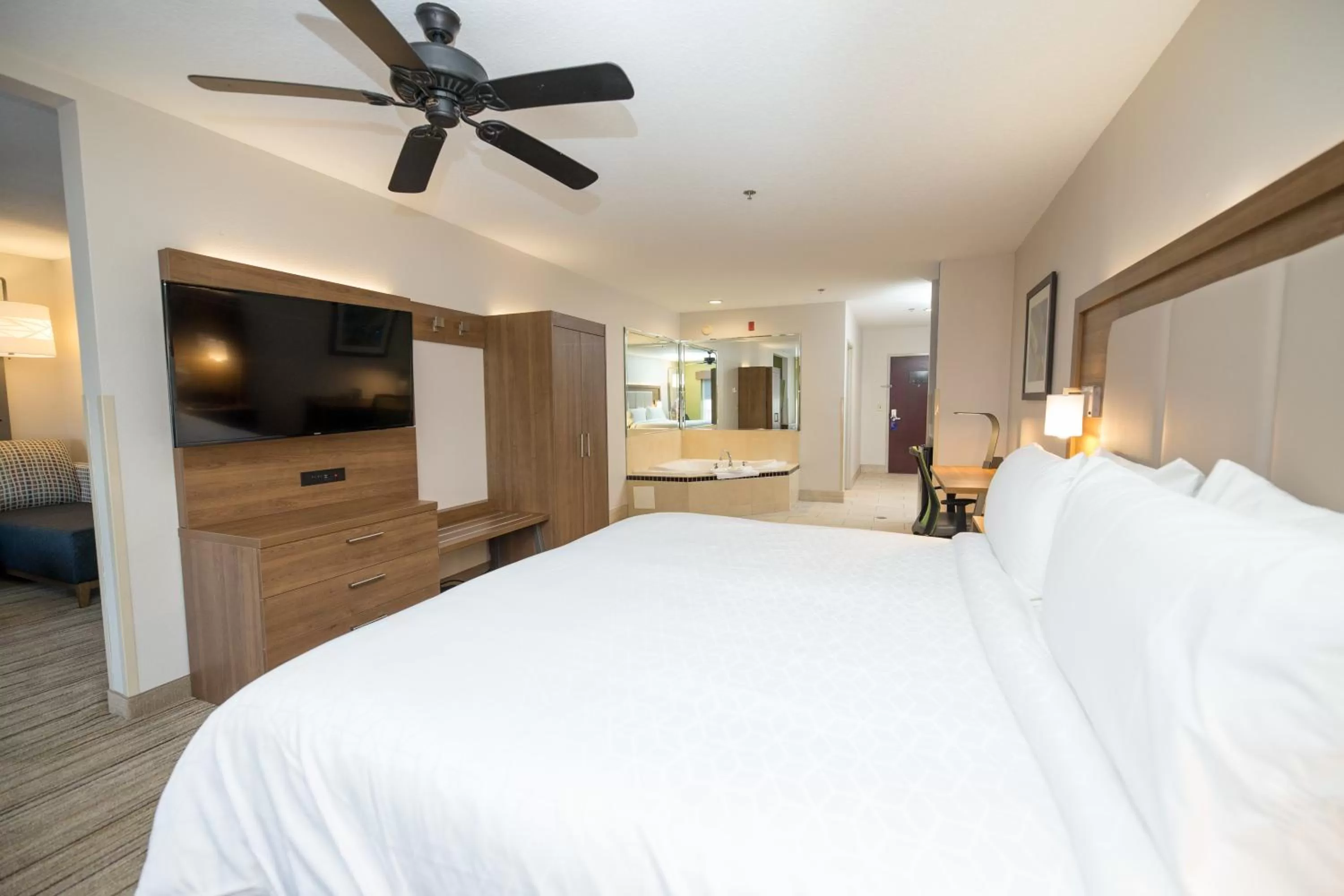 Photo of the whole room, Bed in Holiday Inn Express Hotel & Suites Clinton by IHG