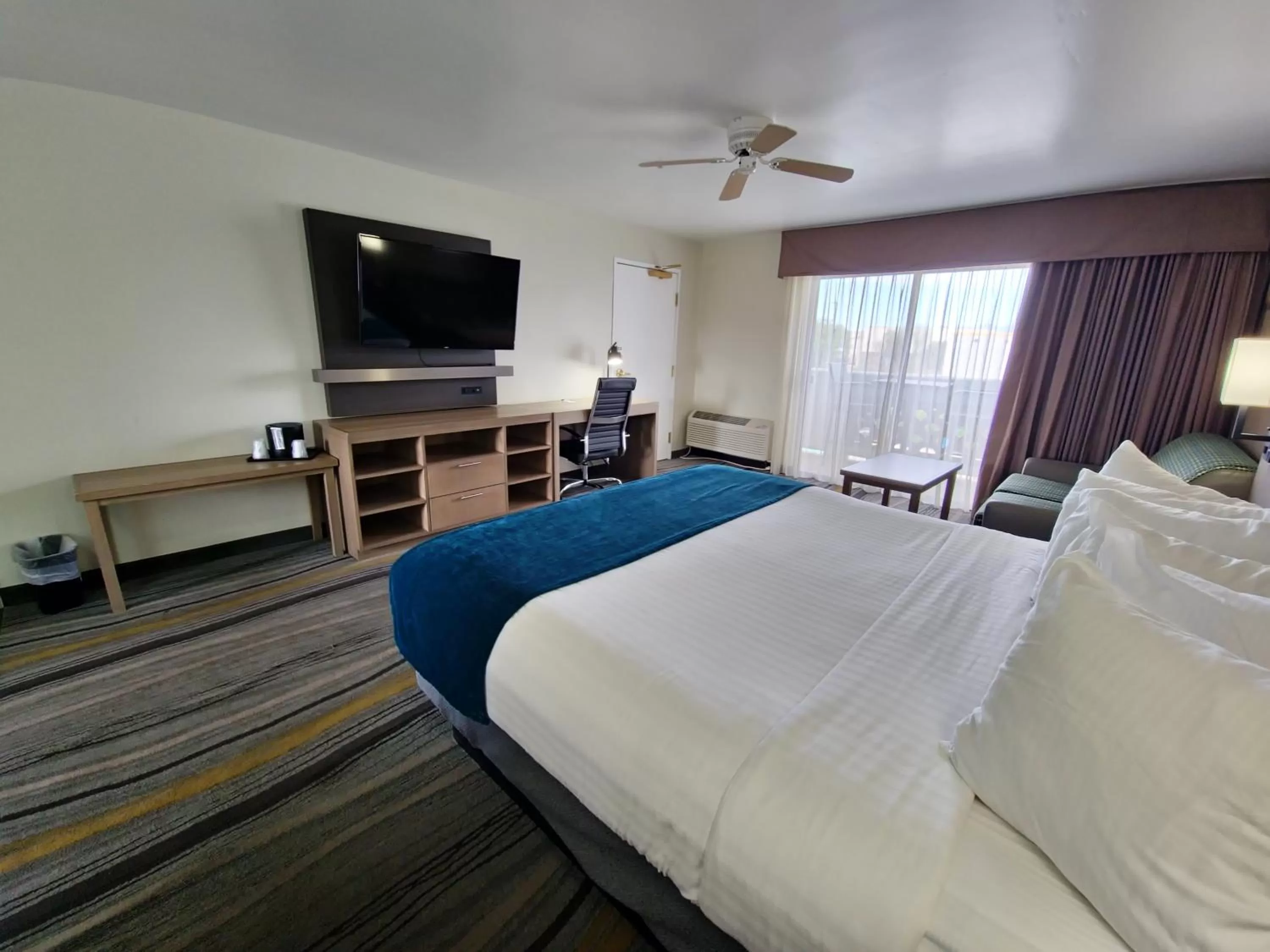 Communal lounge/ TV room, Bed in Los Viajeros Inn