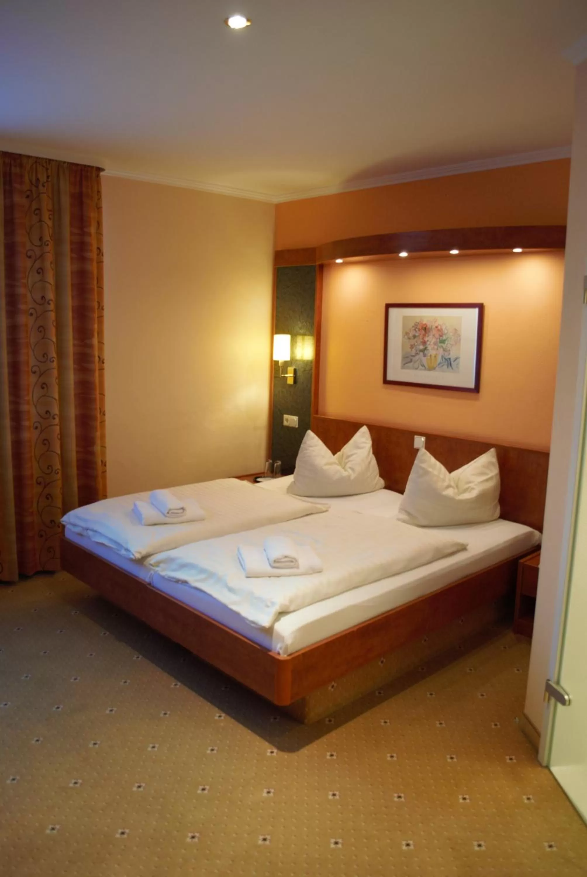 Photo of the whole room, Bed in Hotel am Bahnhof