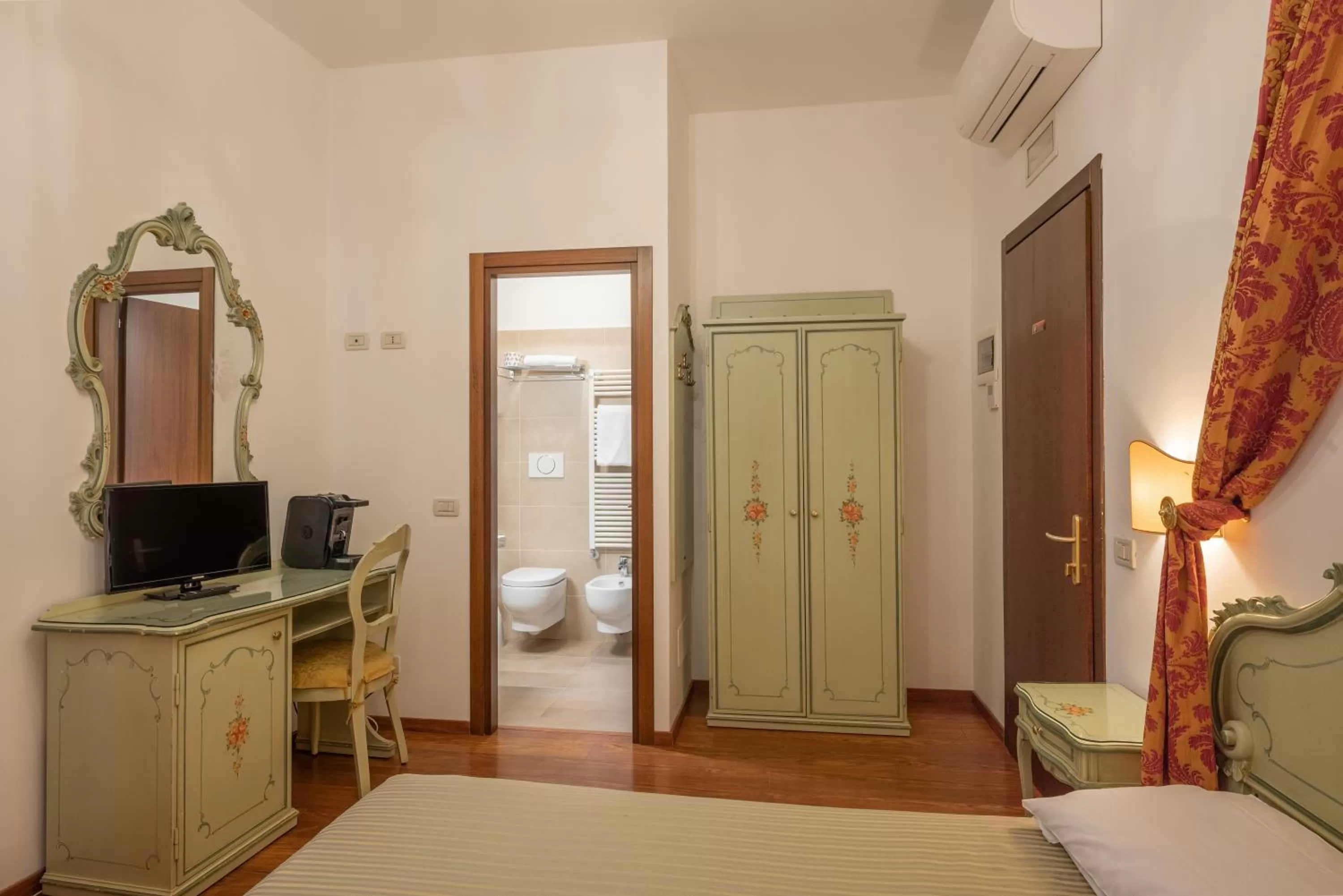 Photo of the whole room, Bed in Hotel al Sotoportego