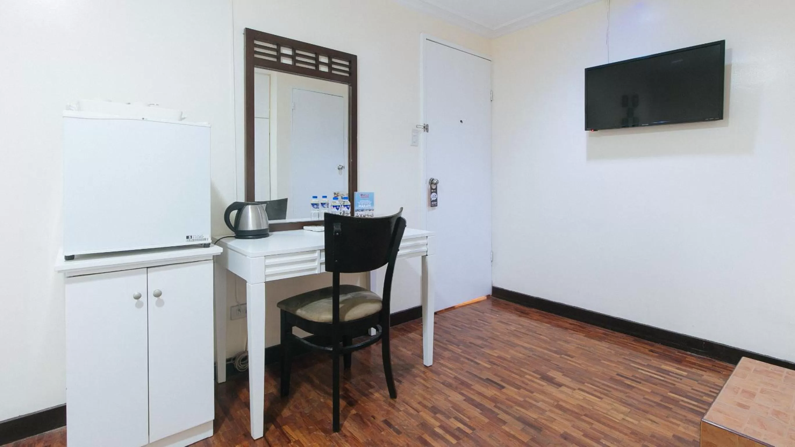 Bedroom, Dining Area in RedDoorz Premium near Greenbelt Makati - Vaccinated Staff