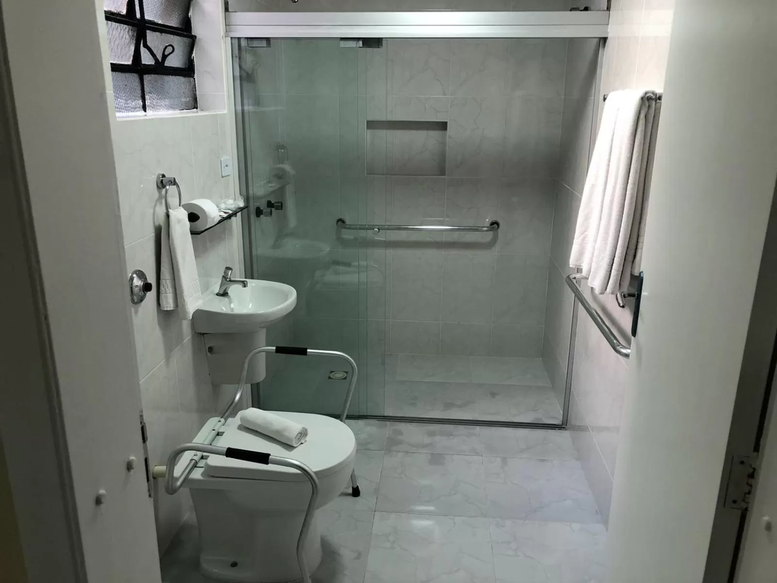 Shower in Hotel Estação Express