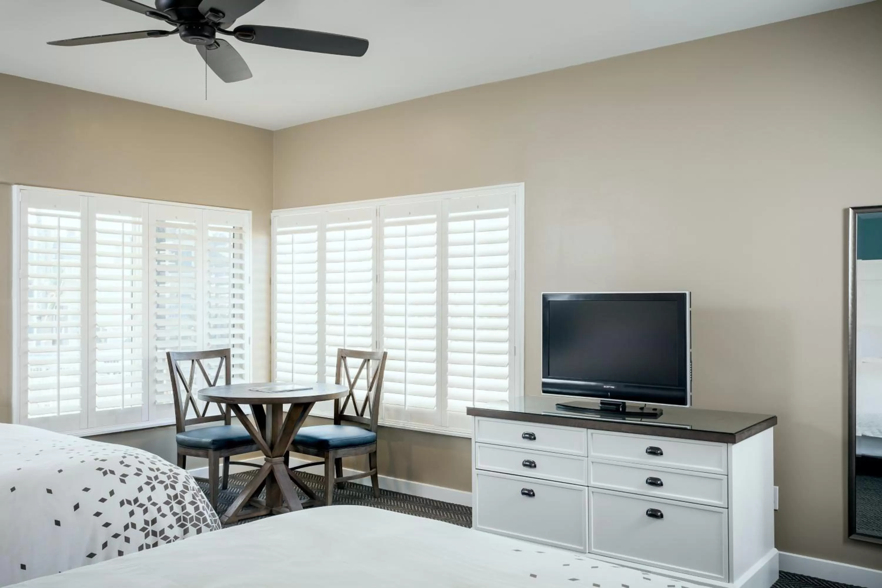 Bedroom, Bed in Pacific Shores Inn