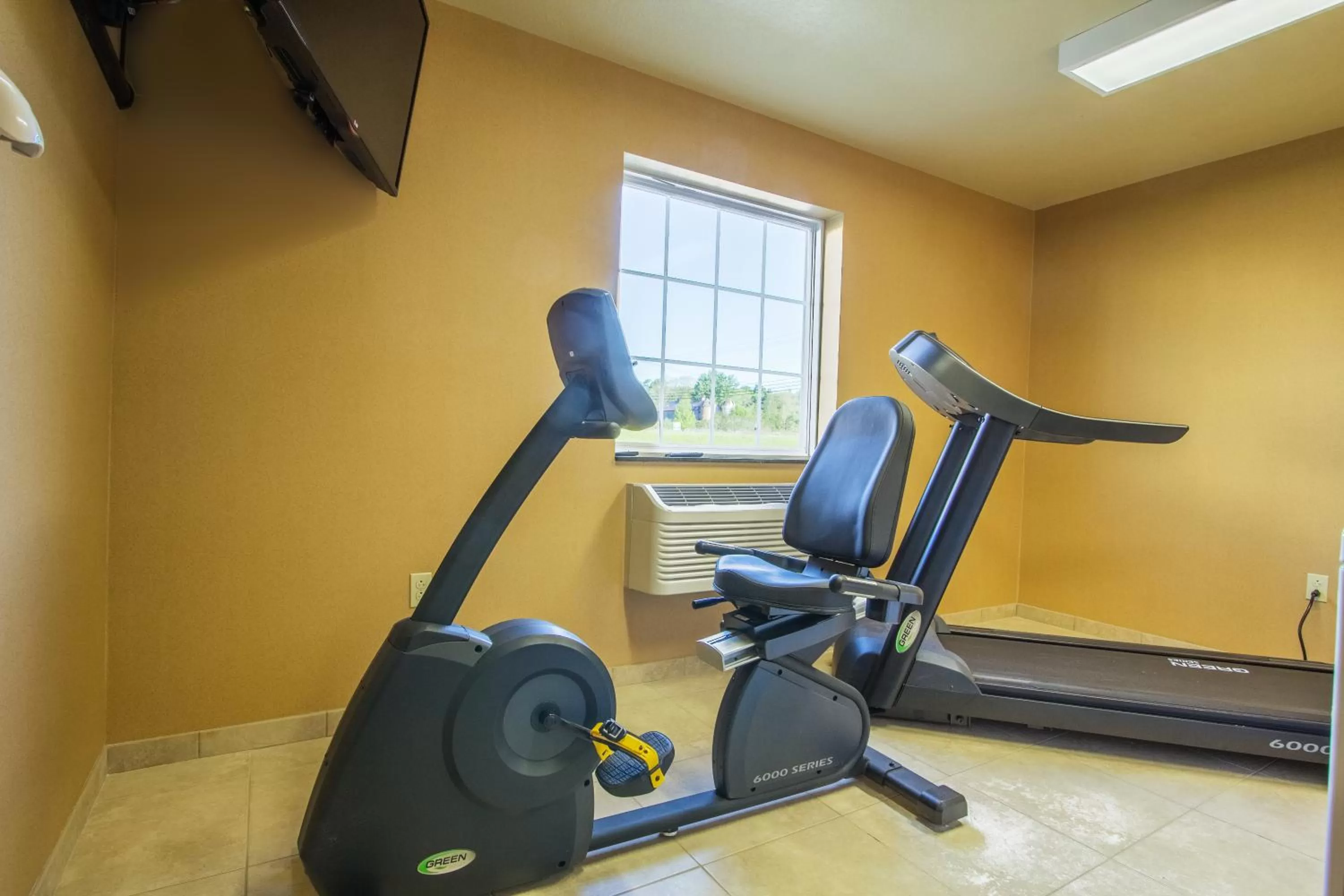 Fitness centre/facilities in Cobblestone Inn & Suites - Corry