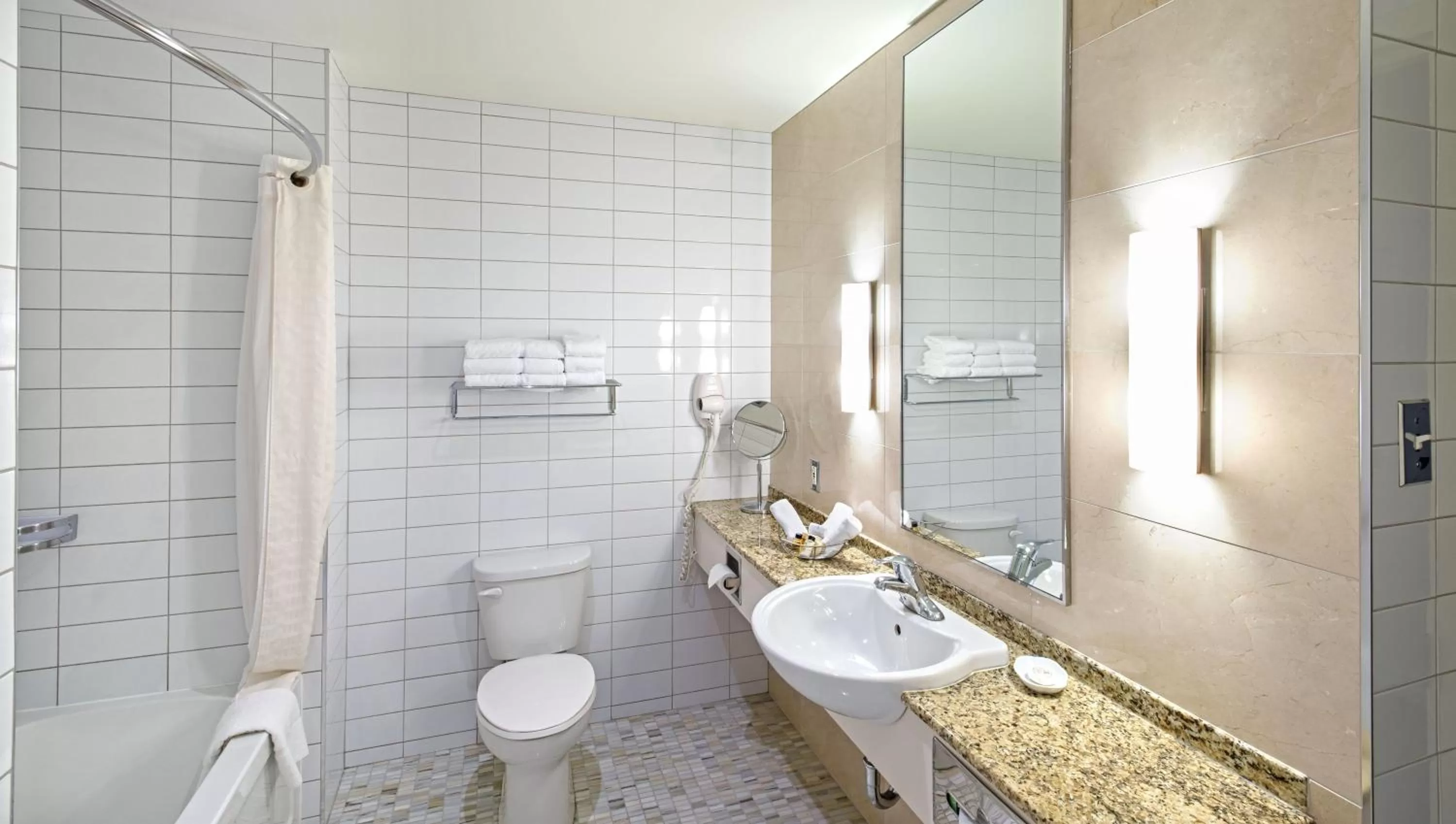 Bathroom in Le Square Phillips Hôtel & Suites