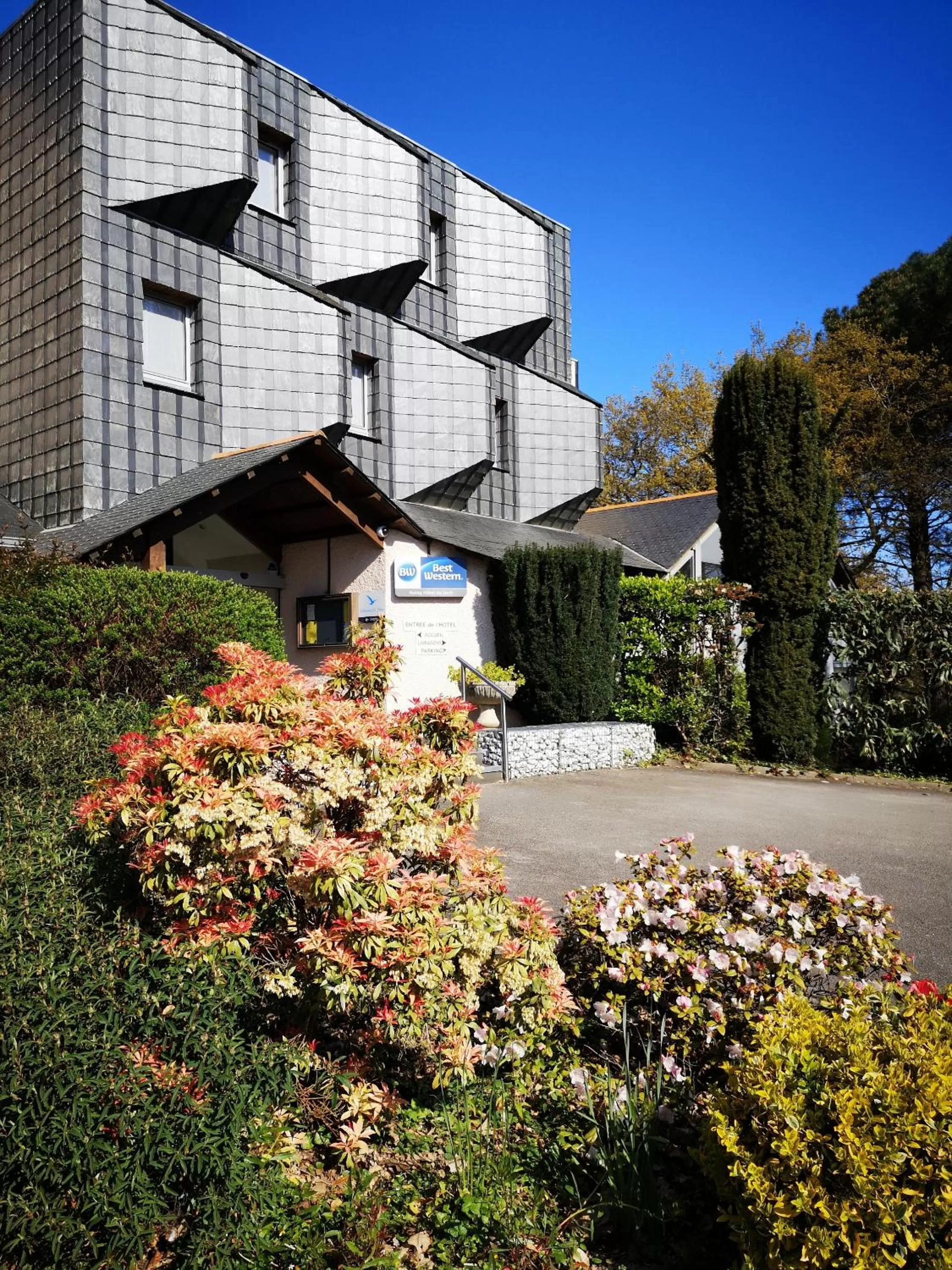 Property building in Best Western Auray le Loch