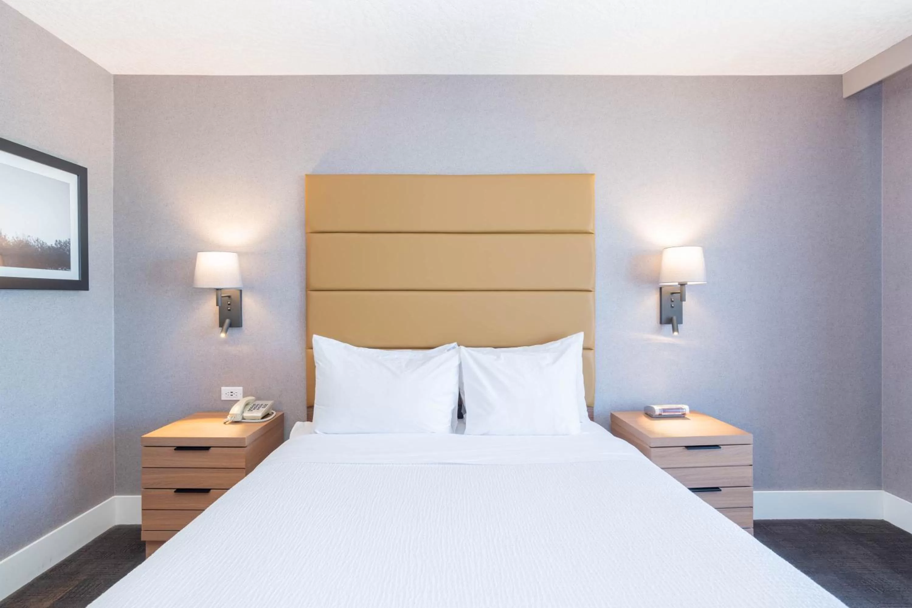 Photo of the whole room, Bed in Sandman Hotel Victoria