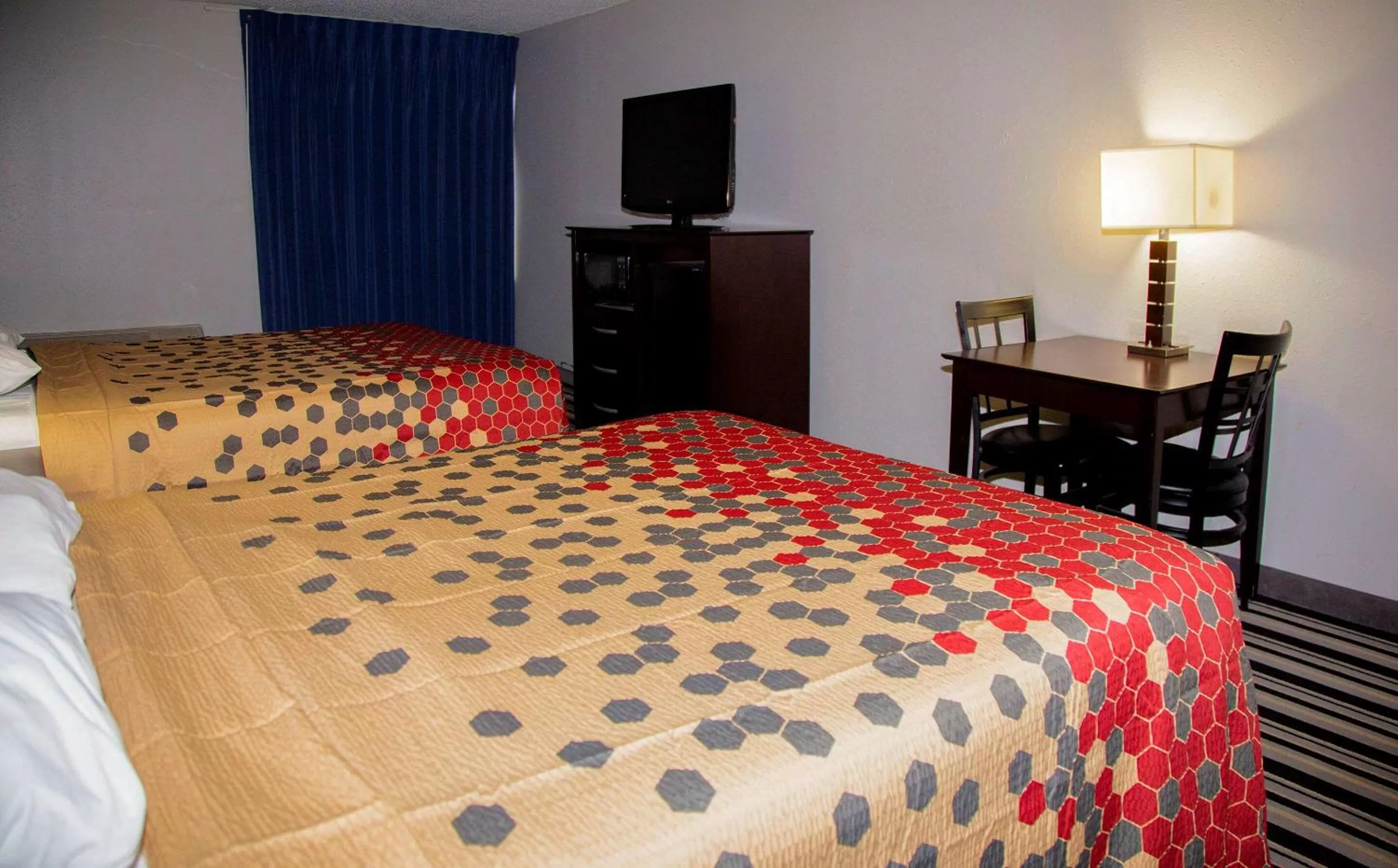 Photo of the whole room, Bed in Econo Lodge Ardmore