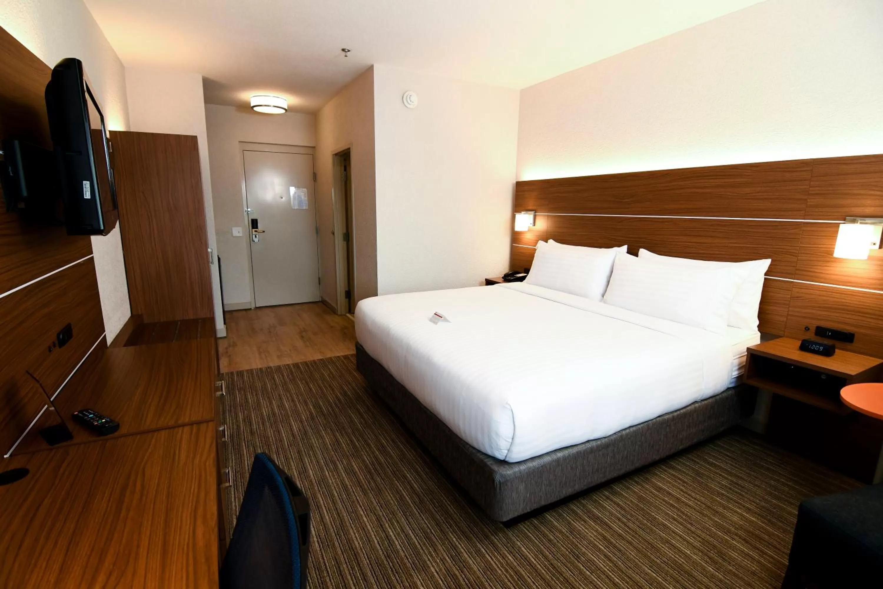 Photo of the whole room, Bed in Holiday Inn Express Hotel & Suites Port Clinton-Catawba Island by IHG