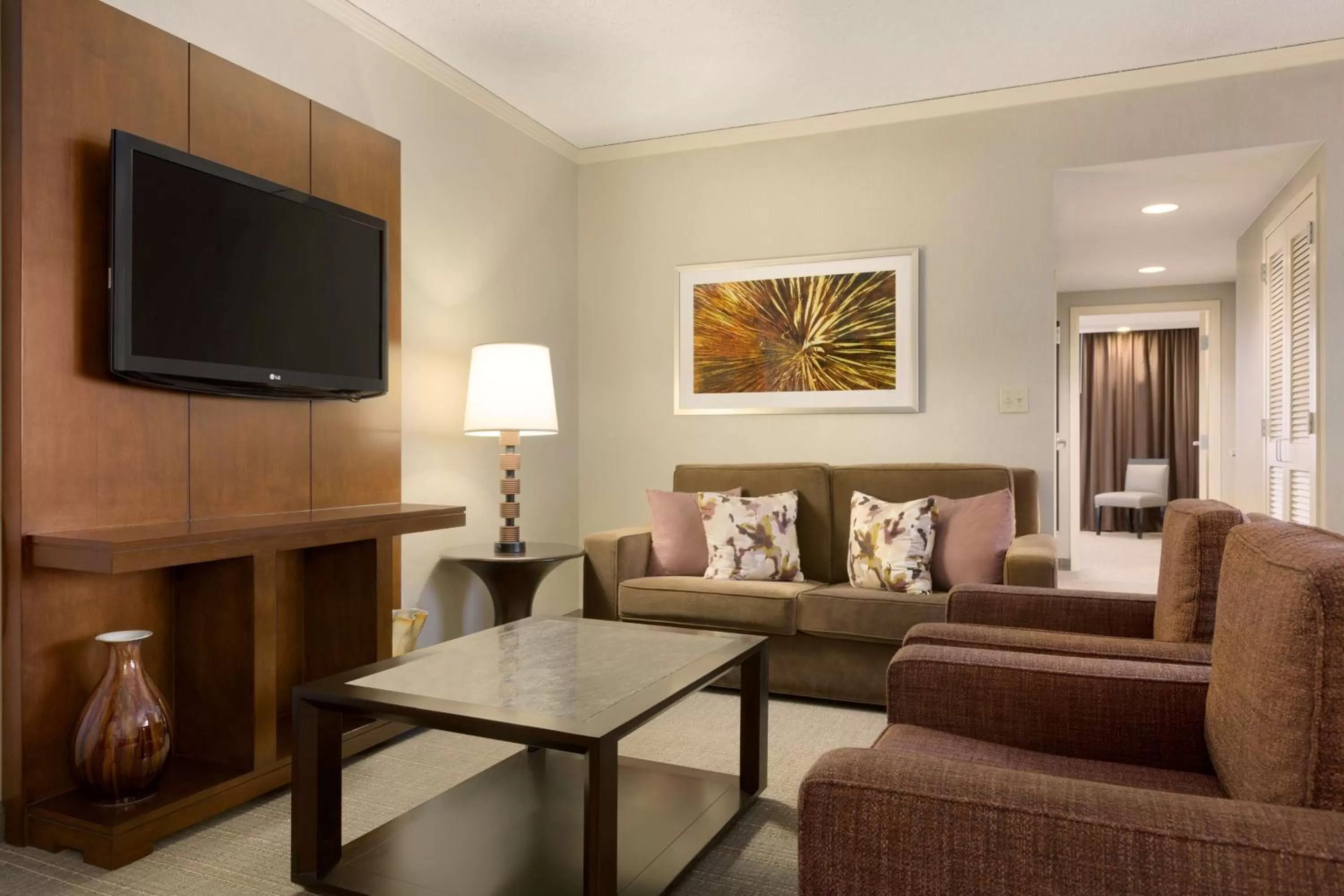 Living room in Embassy Suites by Hilton Chicago North Shore Deerfield