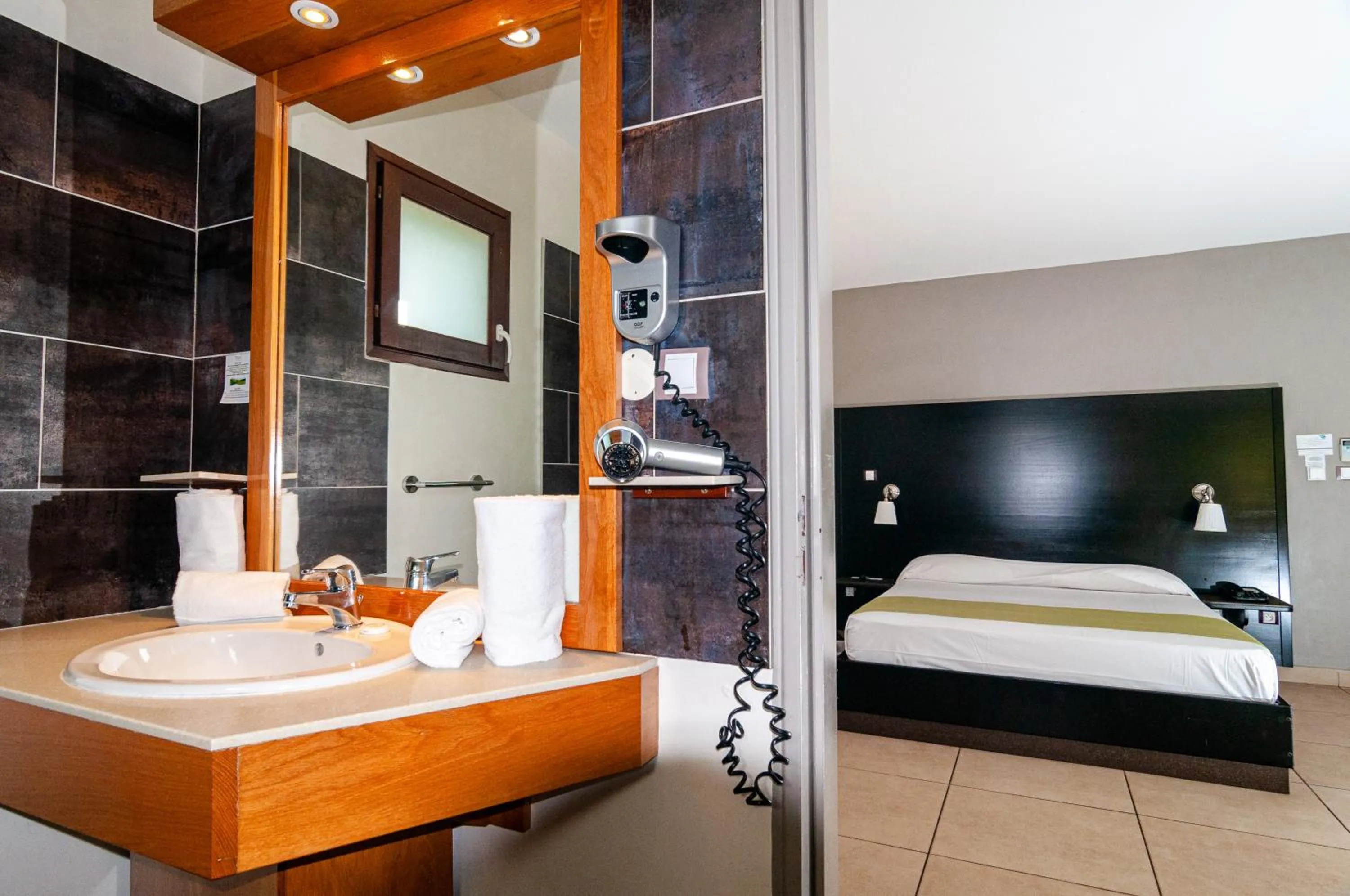 Bathroom, Bed in Tama Hotel