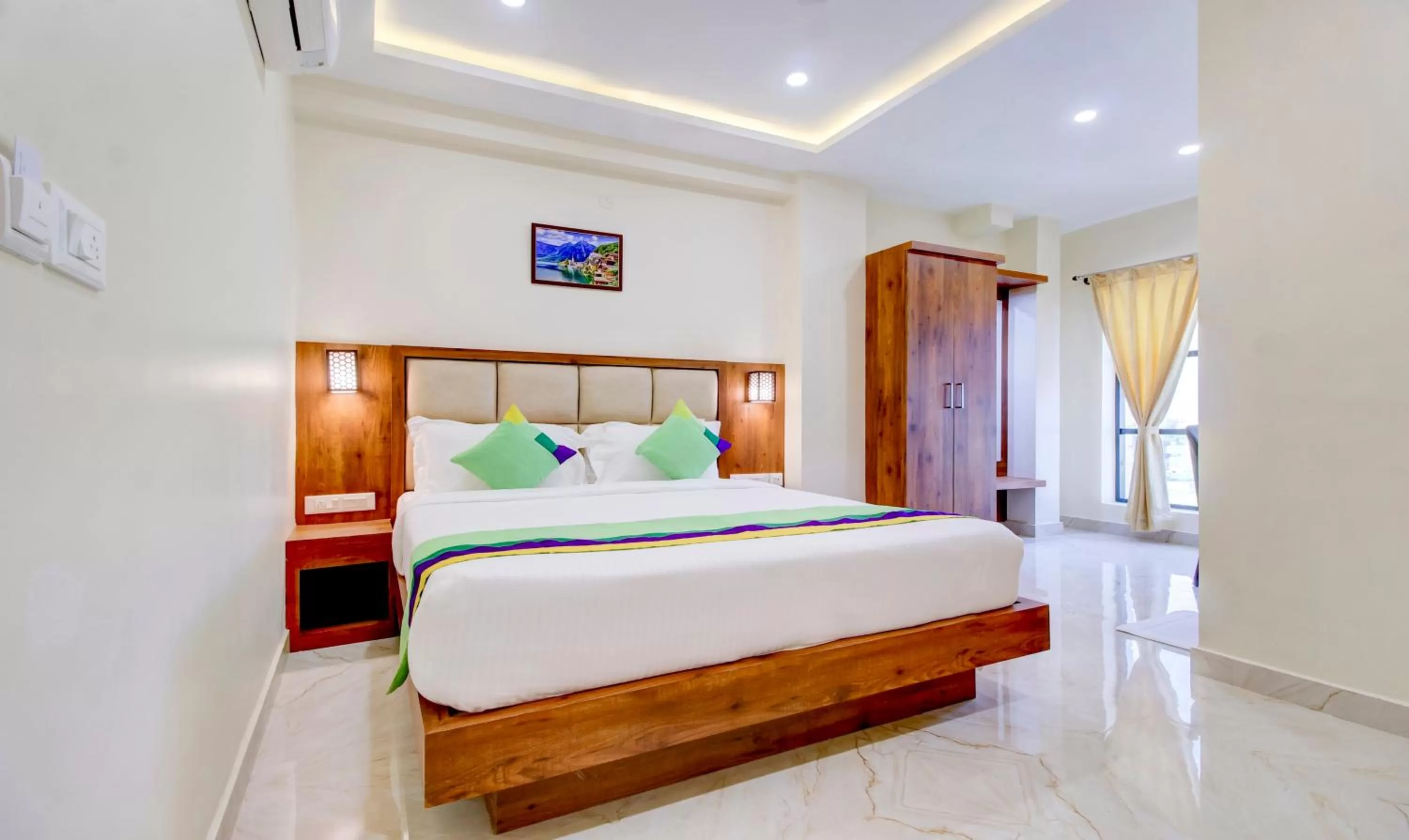 Bedroom, Bed in Treebo The Meridian, 10 Mins To Mahatma Gandhi Park