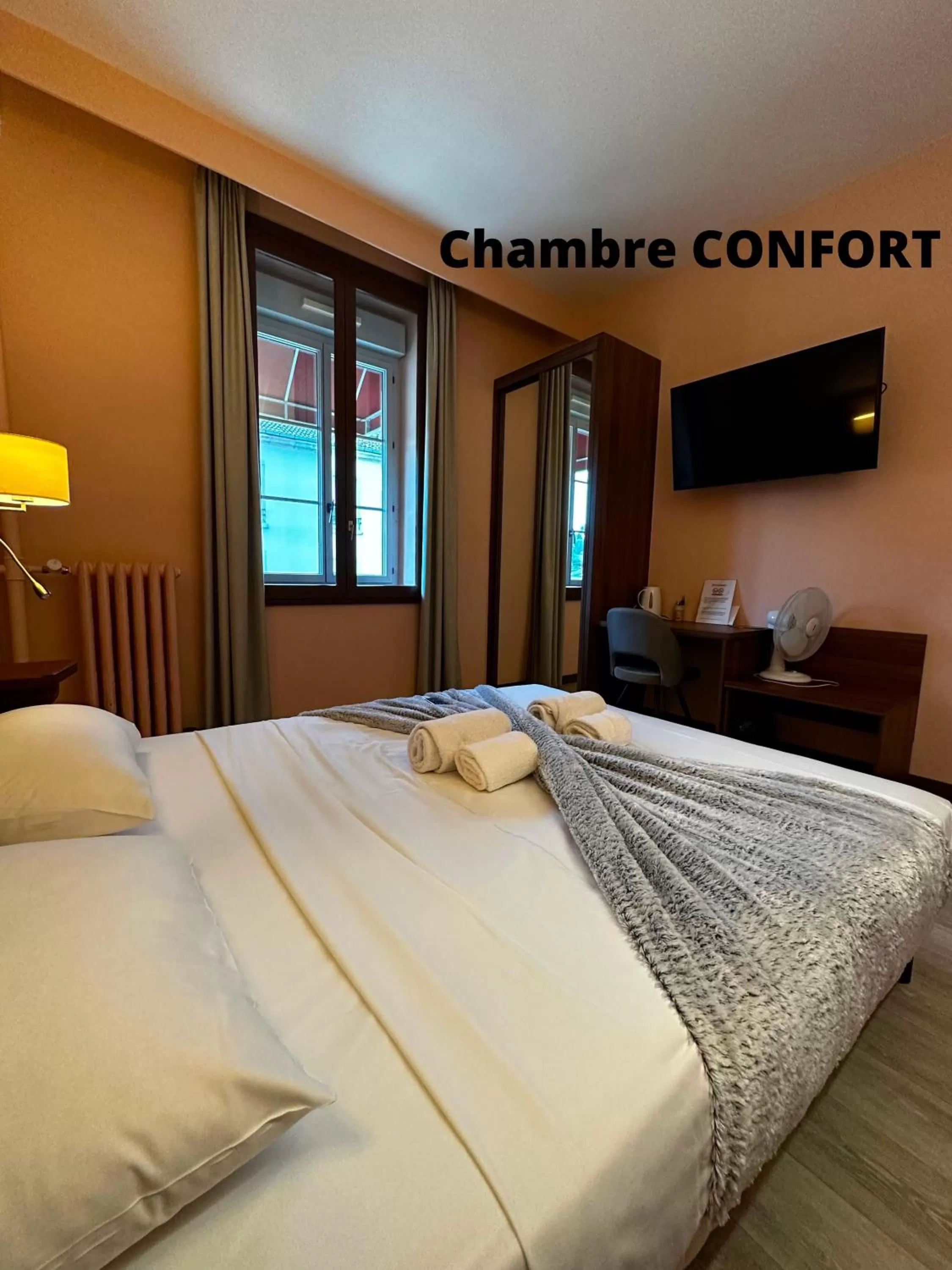 Bed in Hôtel Terminus - Pizzeria Pizz'a gogo - salle de sport - face à la gare