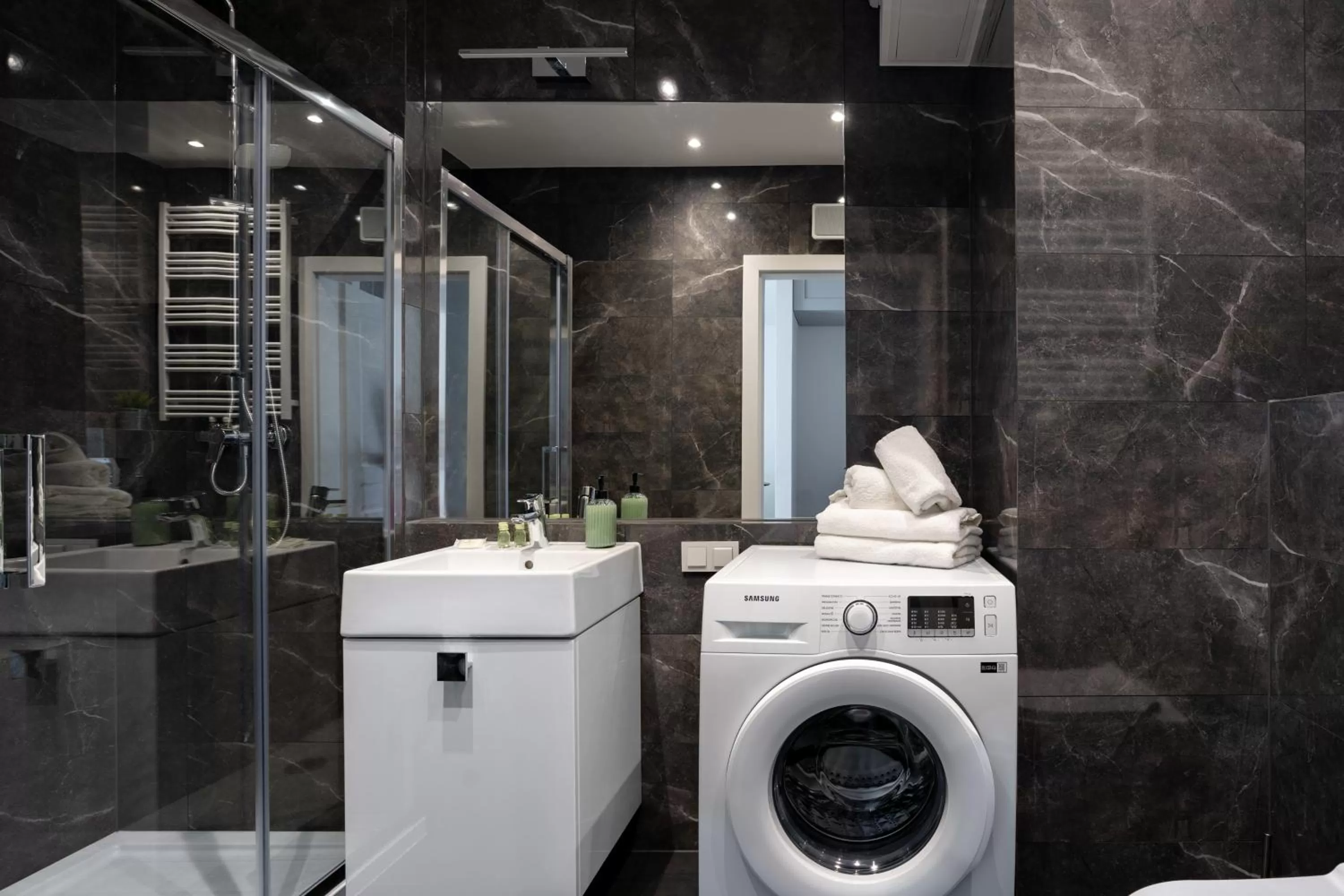 Shower in Symphony Modern Tower Apartamenty