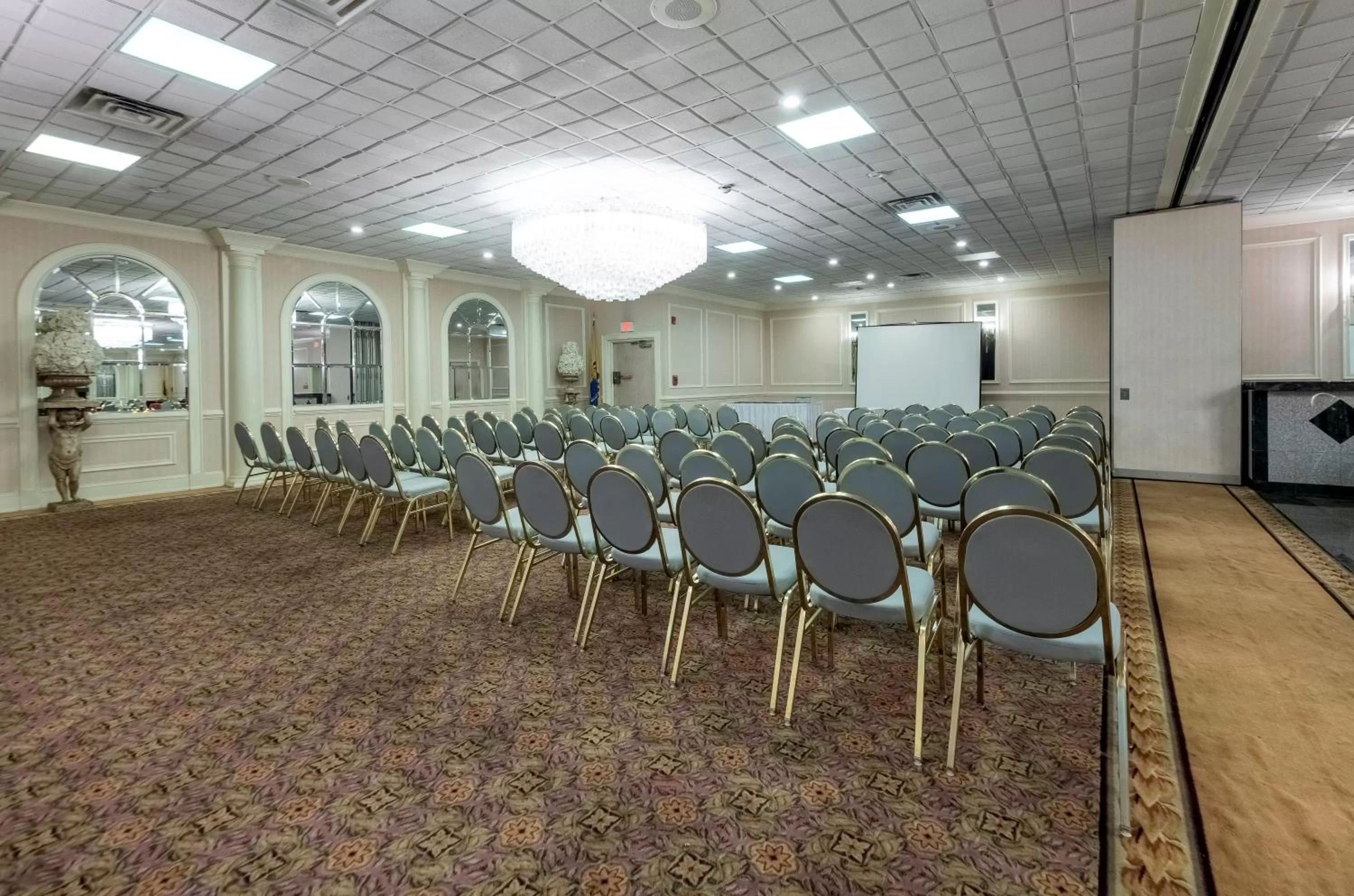 Photo of the whole room in Red Roof PLUS Newark Liberty Airport - Carteret