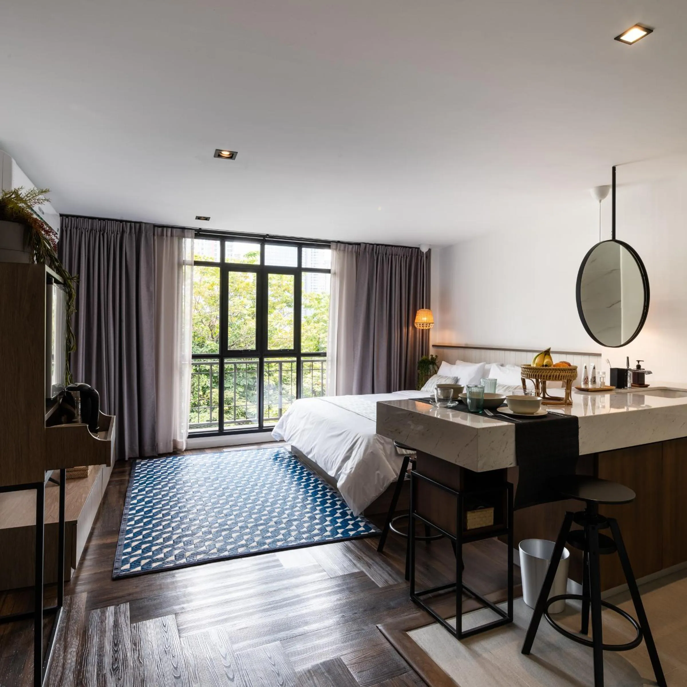 Photo of the whole room, Bed in Warm Window Silom