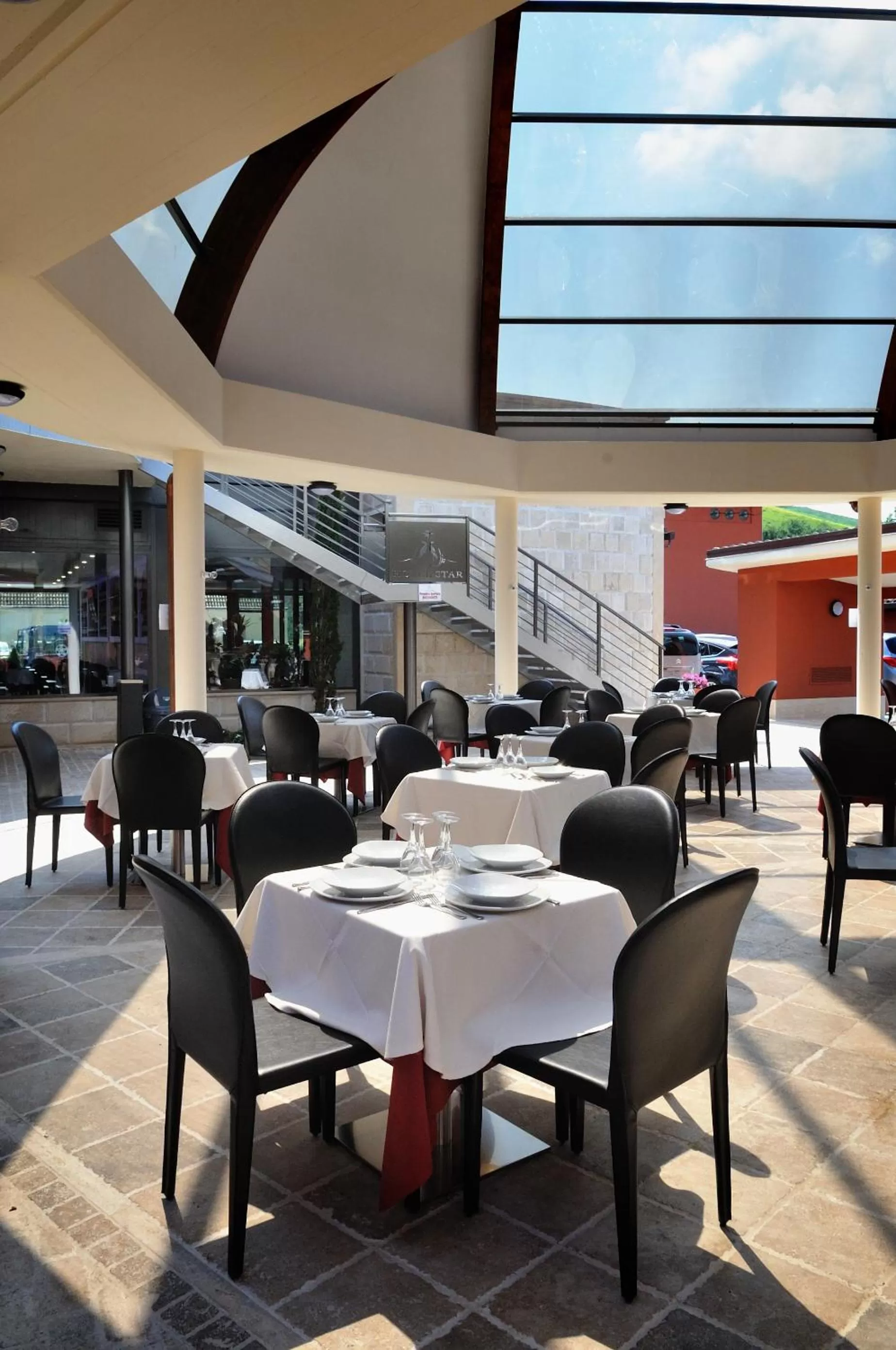 Restaurant/places to eat in Hotel Star