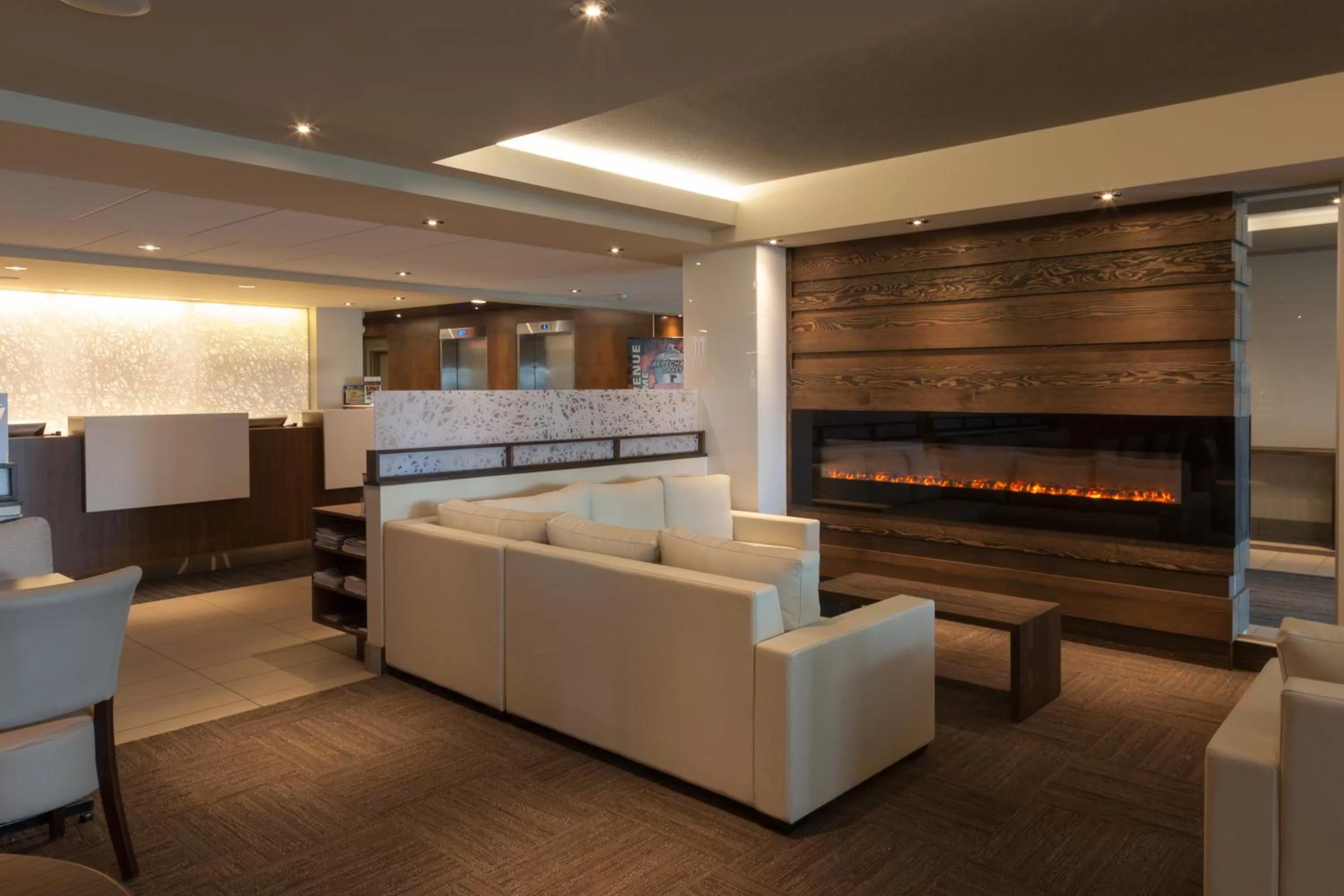 Lobby or reception in Hôtel & Suites Normandin Québec