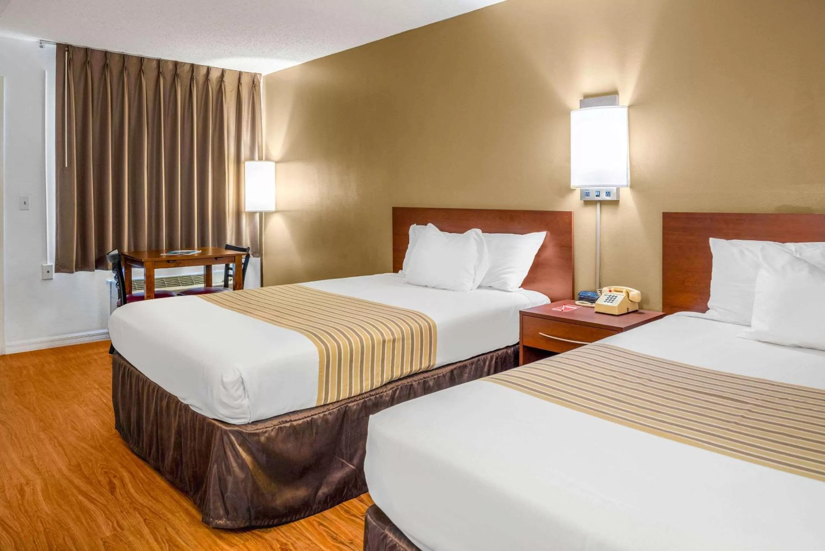 Photo of the whole room, Bed in Econo Lodge